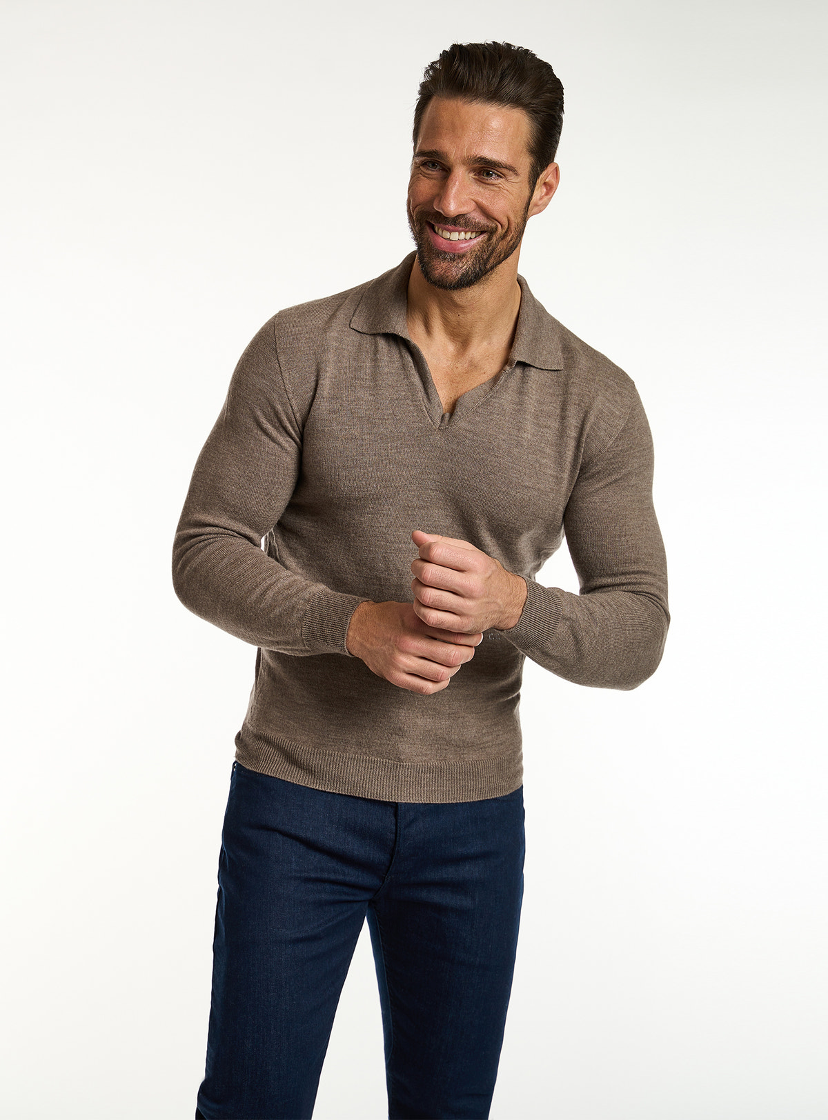Pulover Consiglieri taupe cu guler polo și pantaloni bleumarin