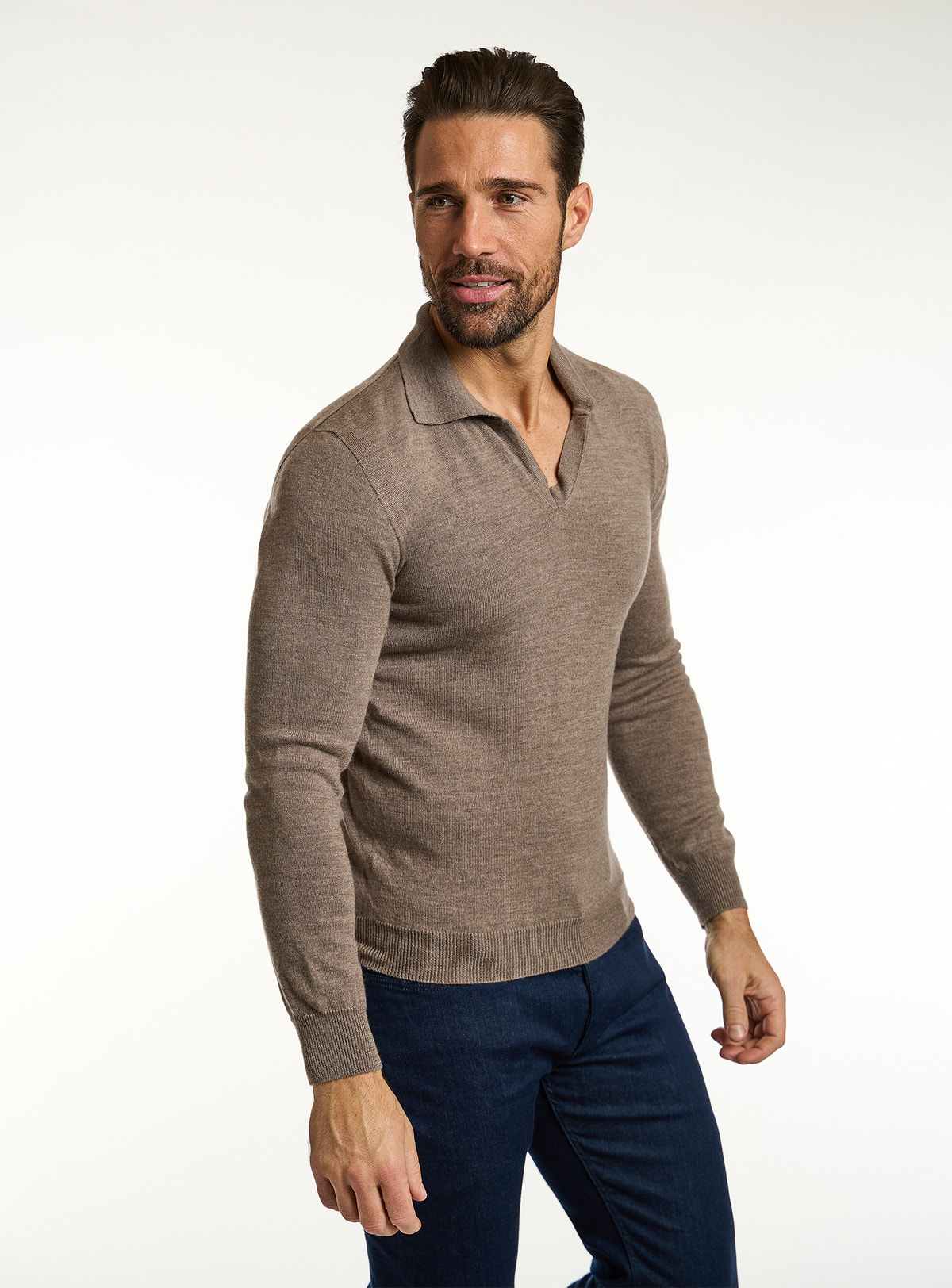 Pulover Consiglieri taupe cu guler polo și jeans bleumarin