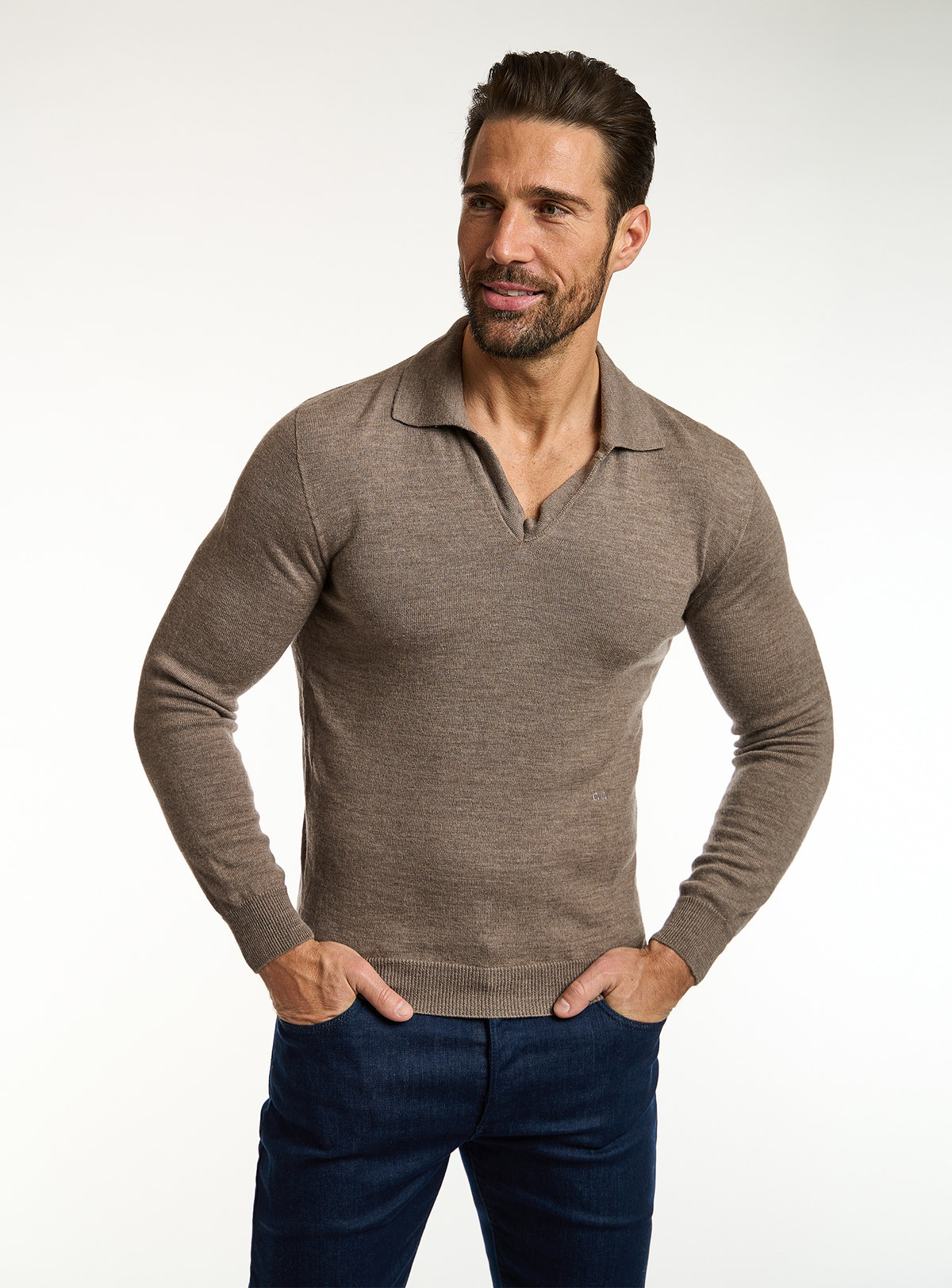 Pulover Consiglieri taupe cu guler polo și jeans bleumarin