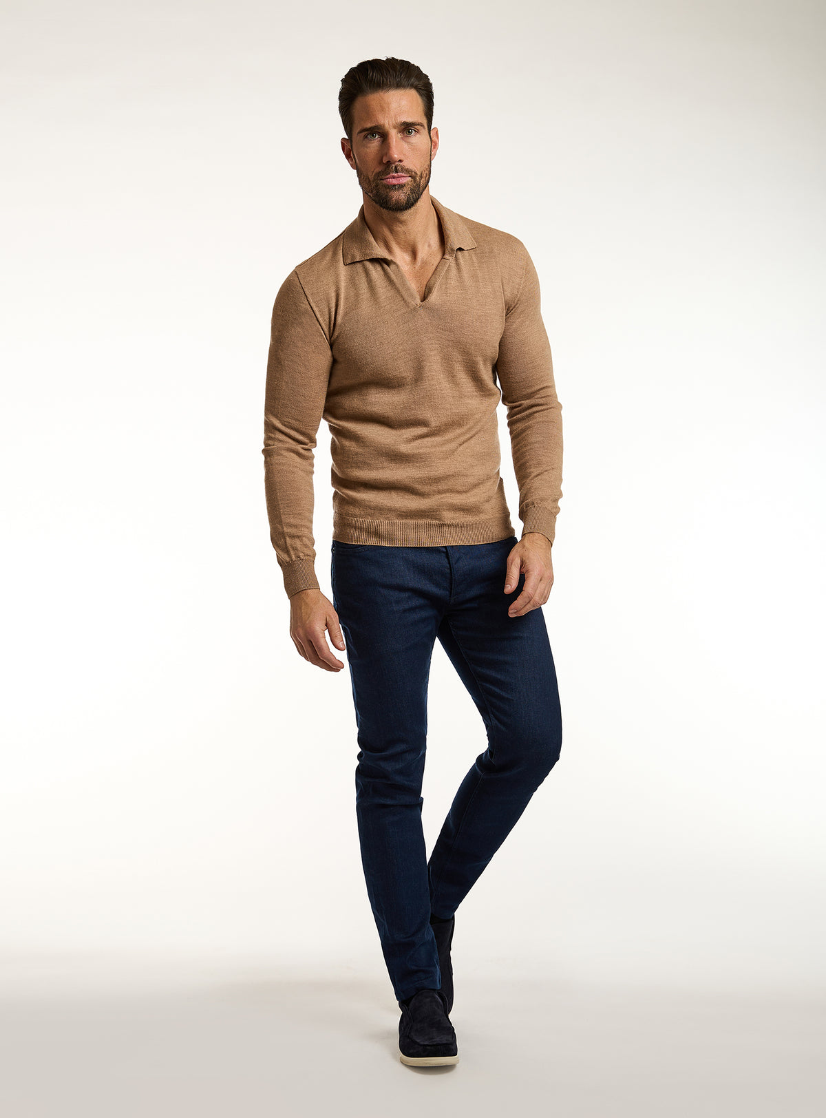 Jeans Consiglieri bleumarin cu pulover camel cu guler polo