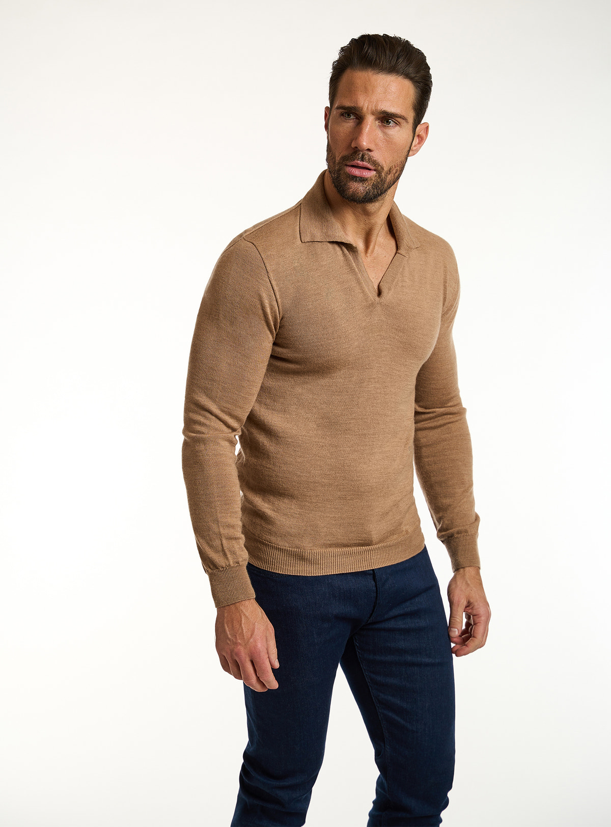 Pulover Consiglieri camel cu guler polo și jeans bleumarin