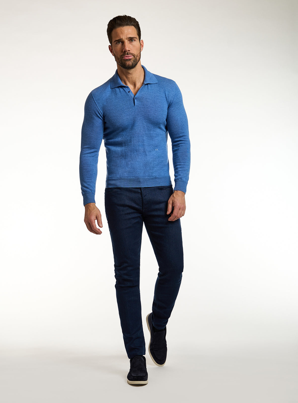 Jeans Consiglieri bleumarin cu pulover albastru cu guler polo