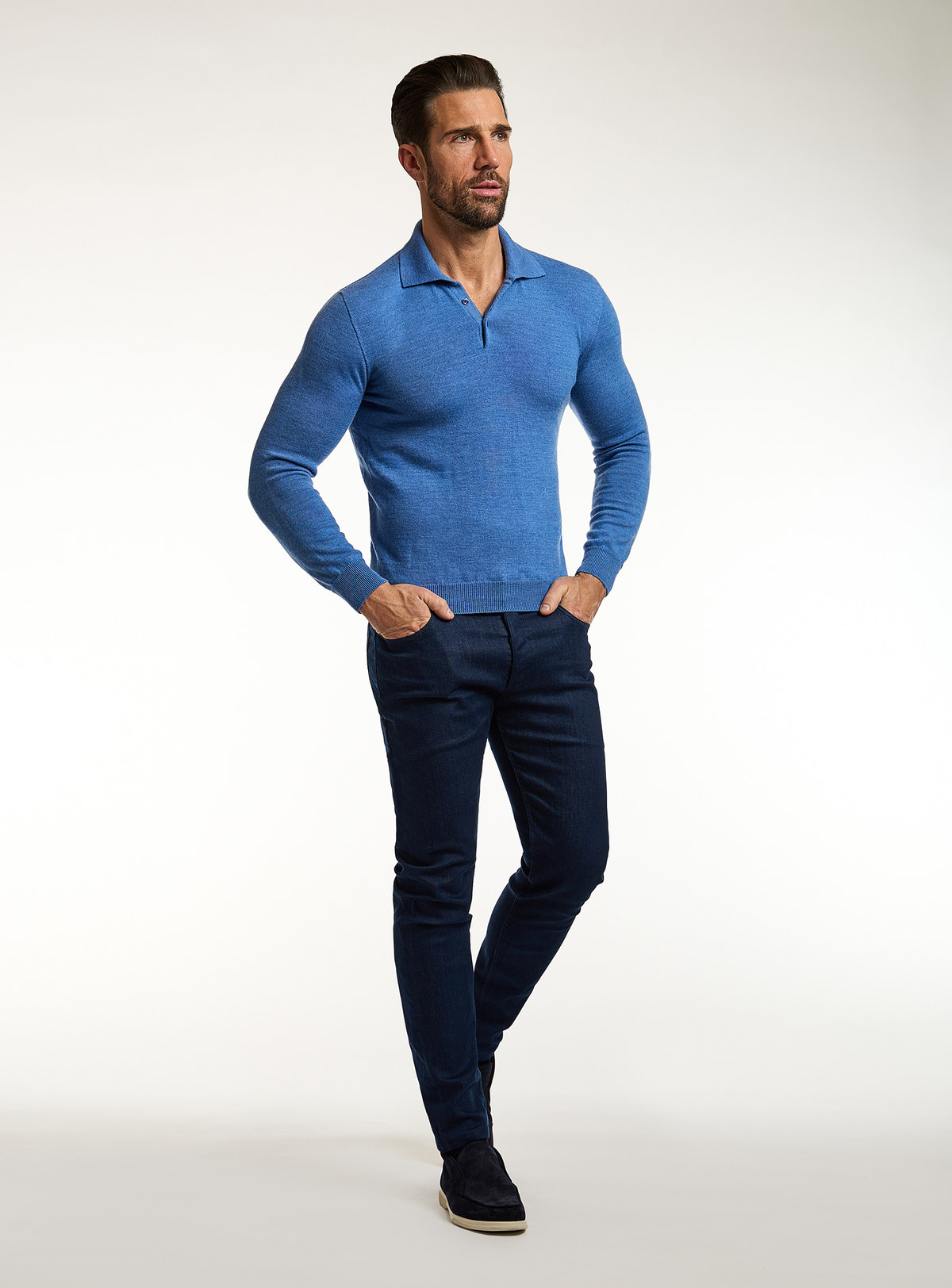 Jeans Consiglieri bleumarin cu pulover albastru cu guler polo