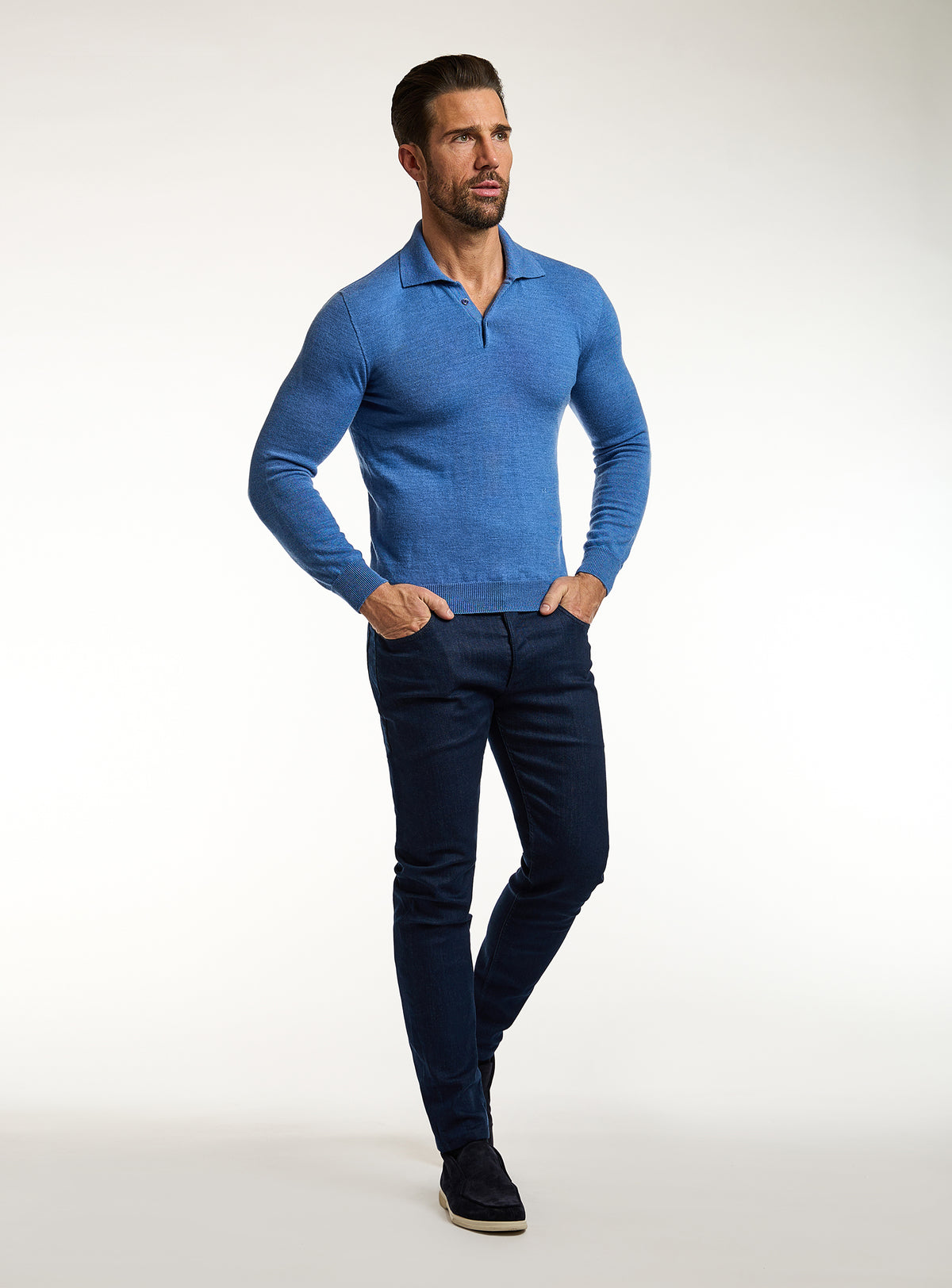 Jeans Consiglieri bleumarin cu pulover albastru cu guler polo
