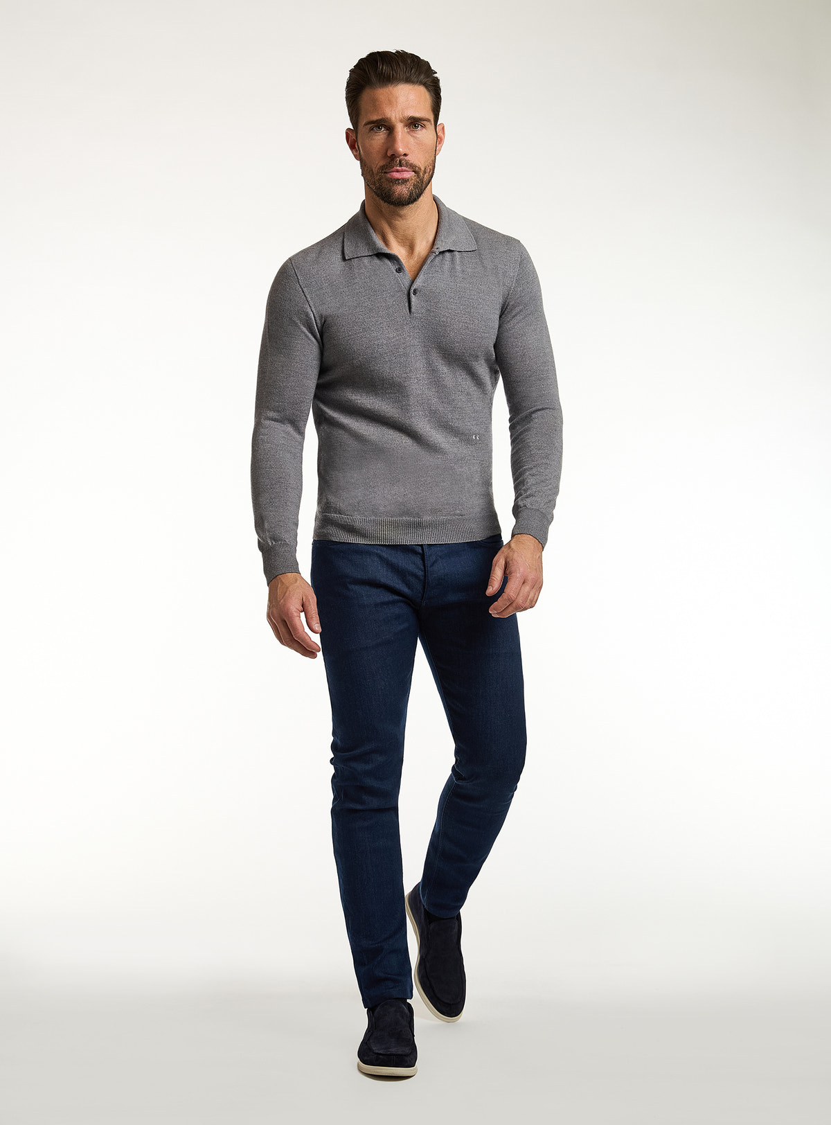 Pulover Consiglieri gri cu guler polo și jeans bleumarin