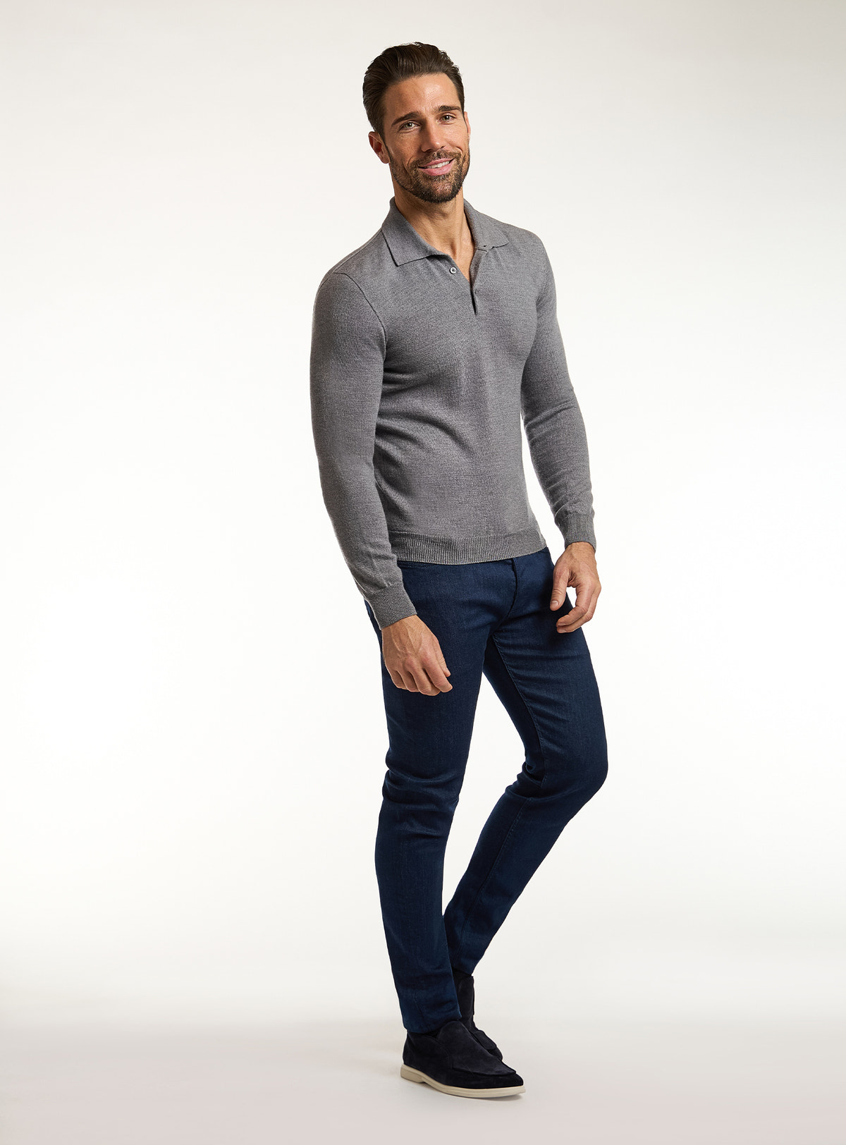 Pulover Consiglieri gri cu guler polo și jeans bleumarin