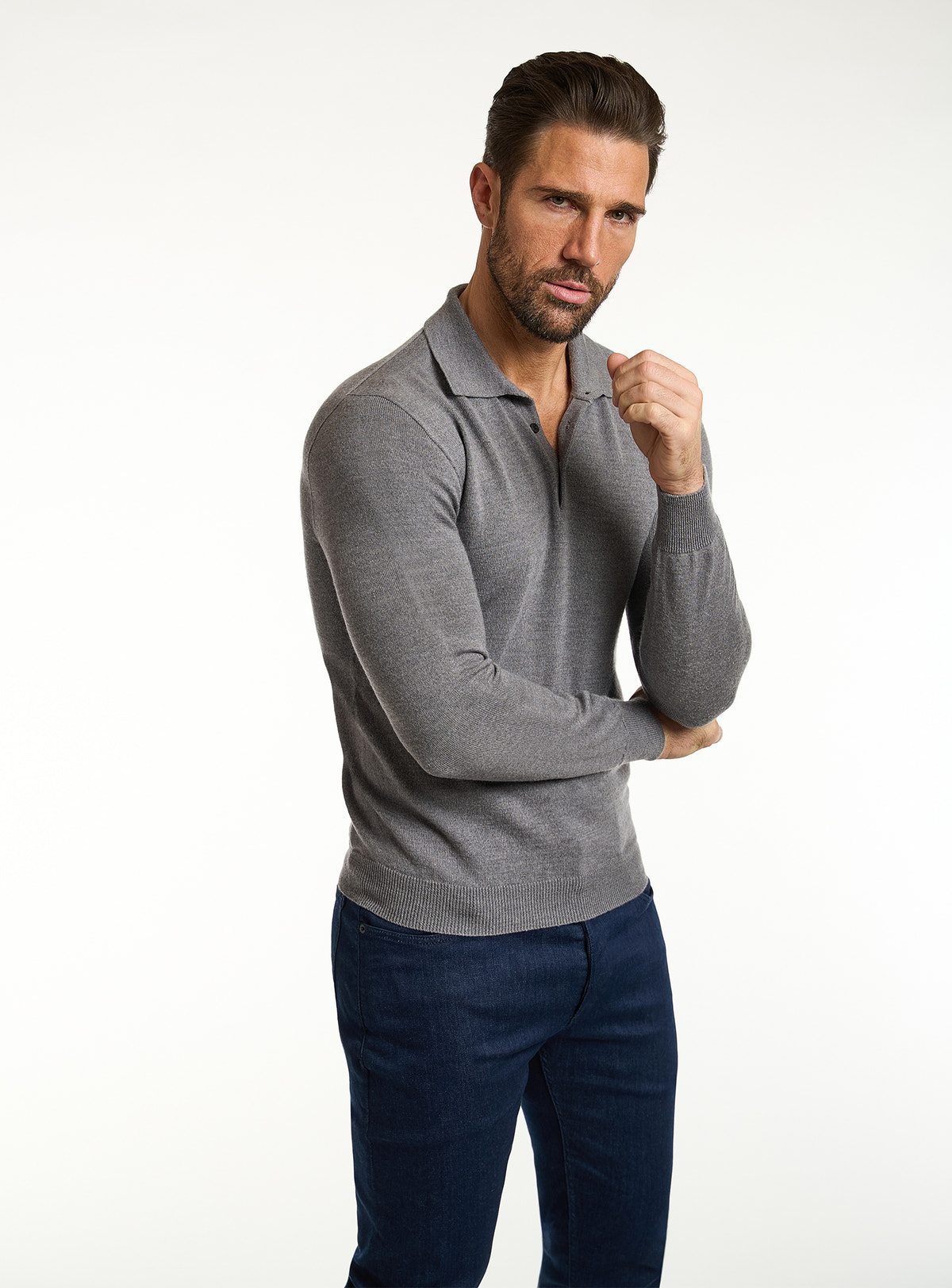 Pulover Consiglieri gri cu guler polo și jeans bleumarin