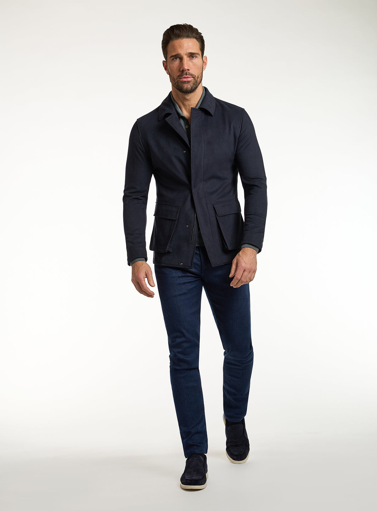 Jachetă Consiglieri bleumarin cu buzunare aplicate și jeans albaștri