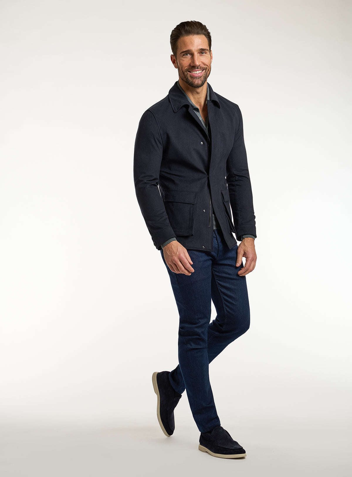 Jachetă Consiglieri bleumarin cu buzunare aplicate și jeans albaștri