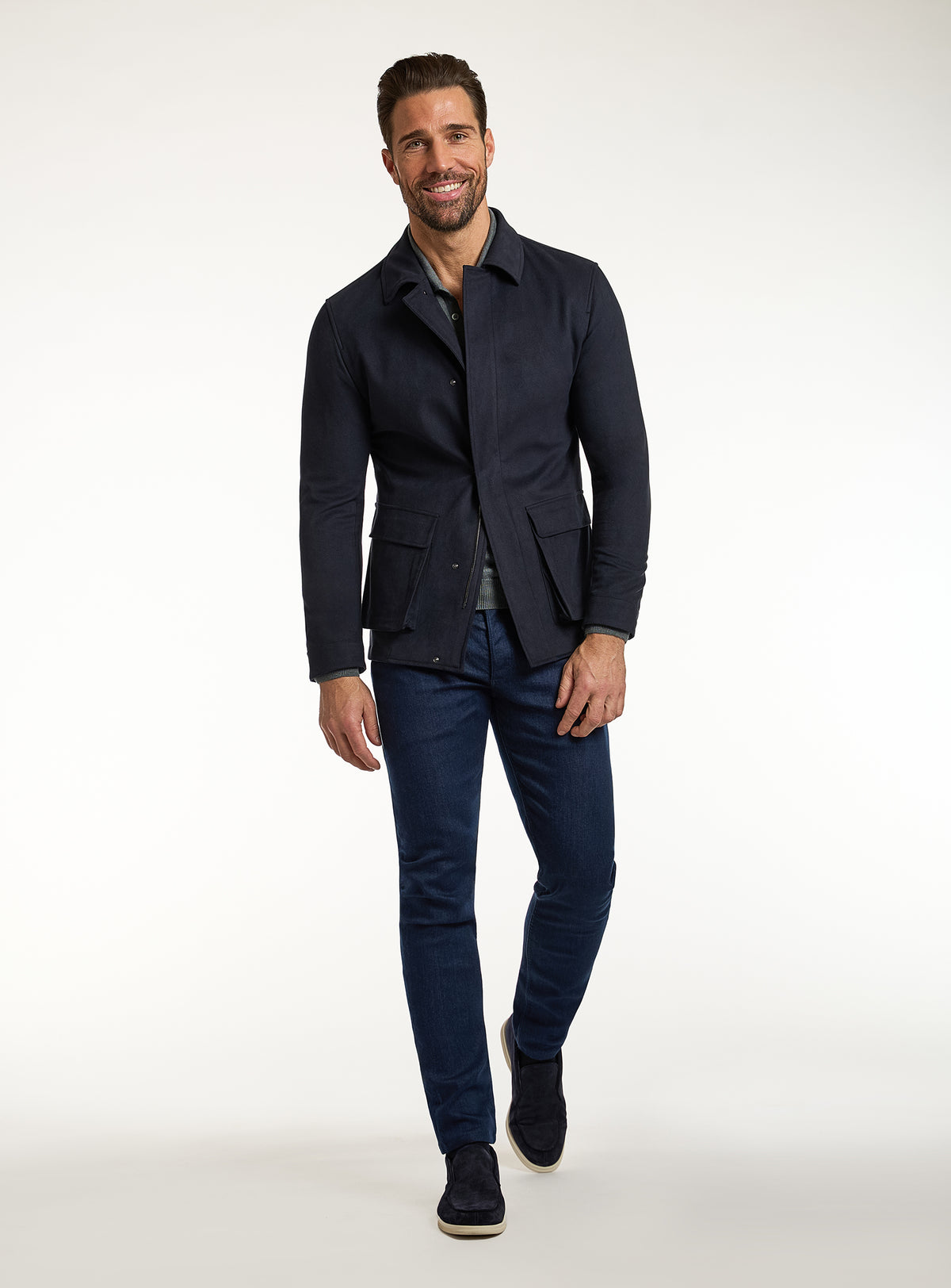 Jachetă Consiglieri bleumarin cu buzunare aplicate și jeans albaștri