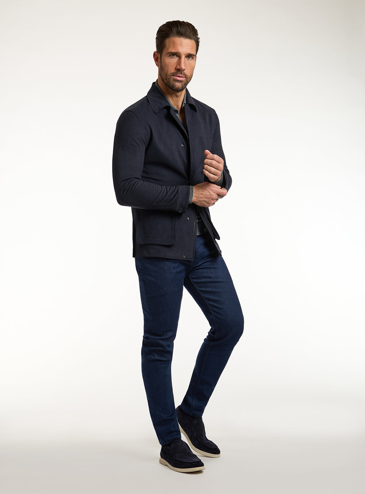 Jachetă Consiglieri bleumarin cu buzunare aplicate și jeans albaștri