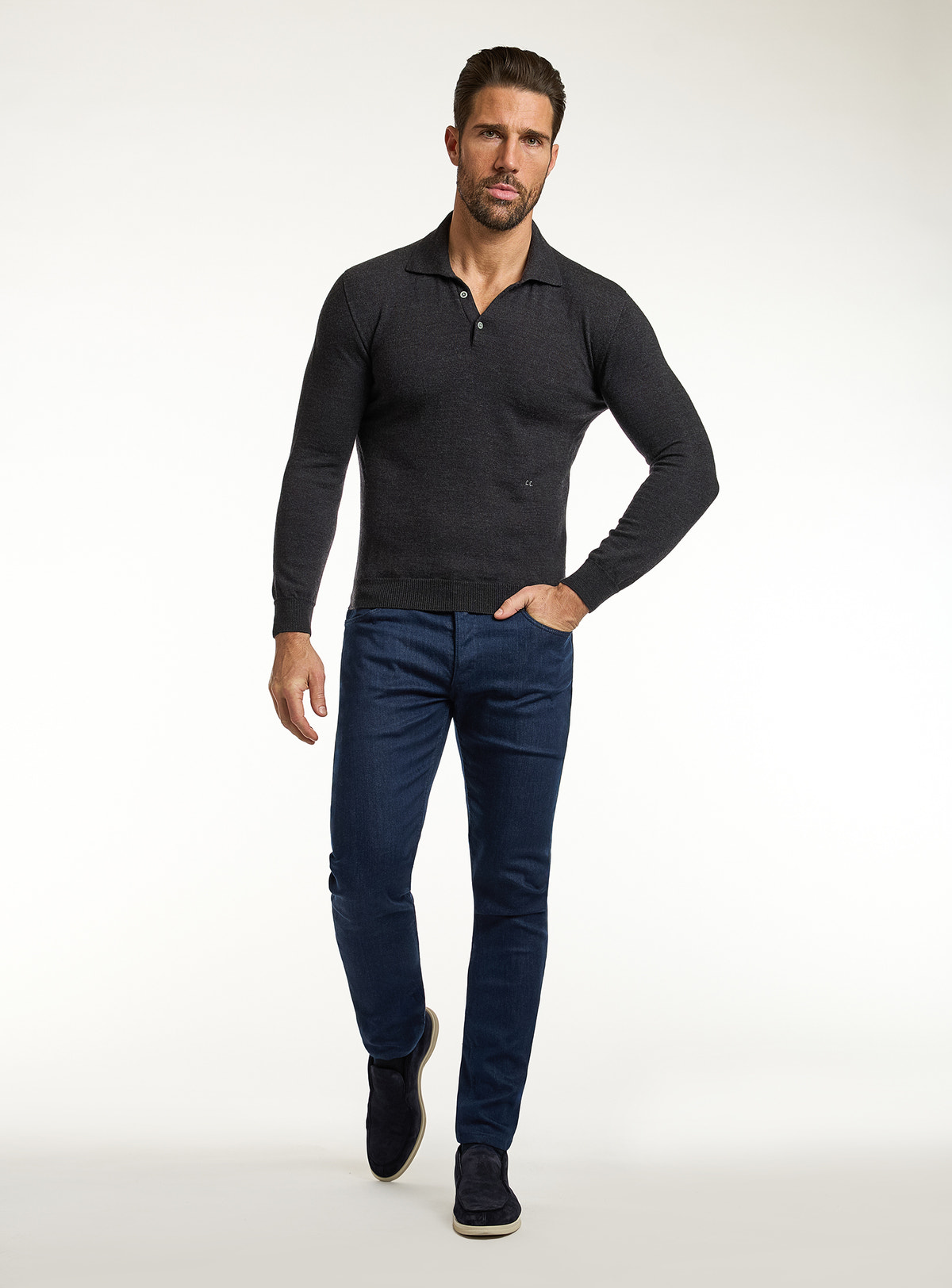 Pulover Consiglieri negru cu guler polo și jeans bleumarin