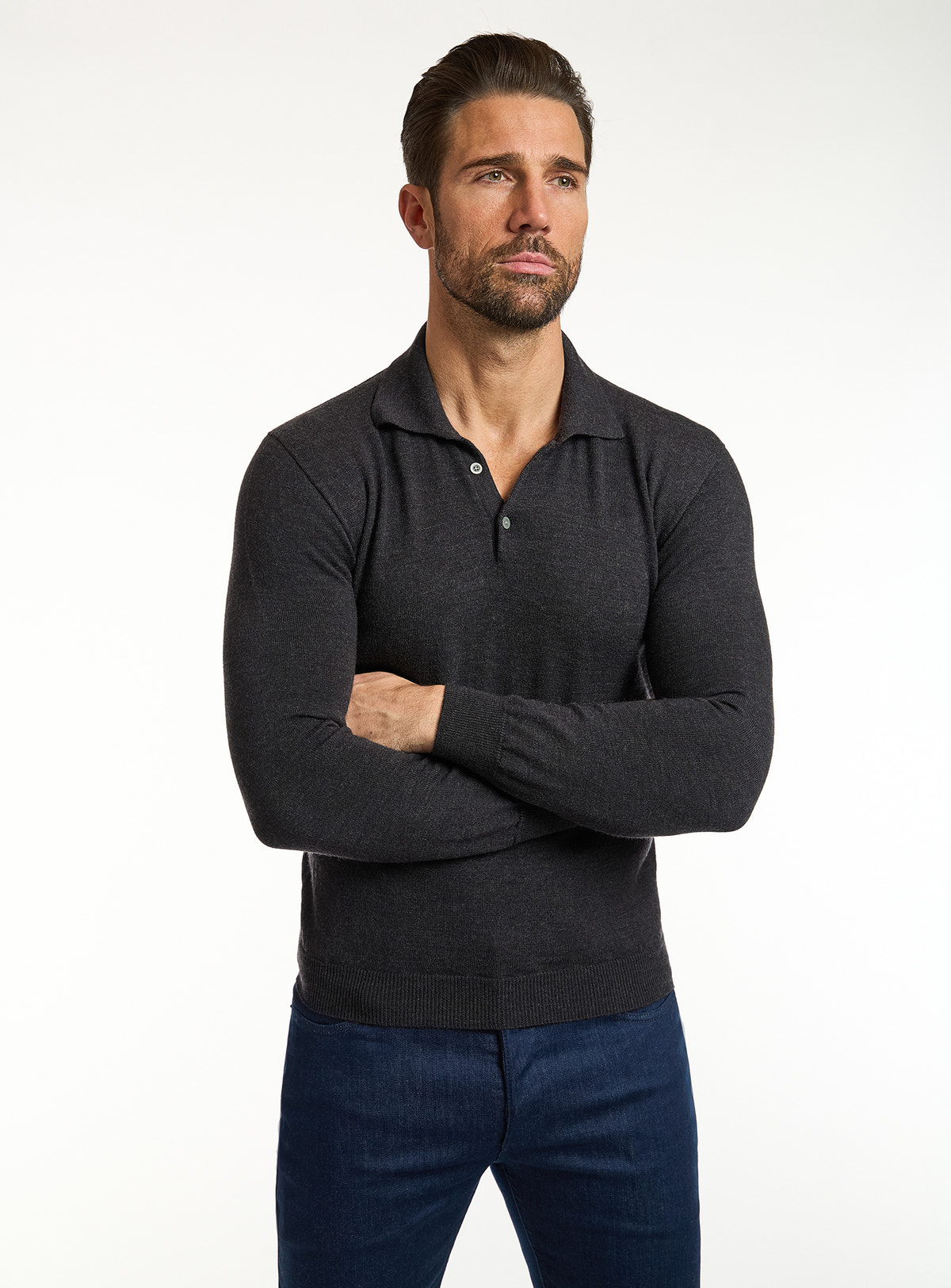 Pulover Consiglieri negru cu guler polo și jeans bleumarin