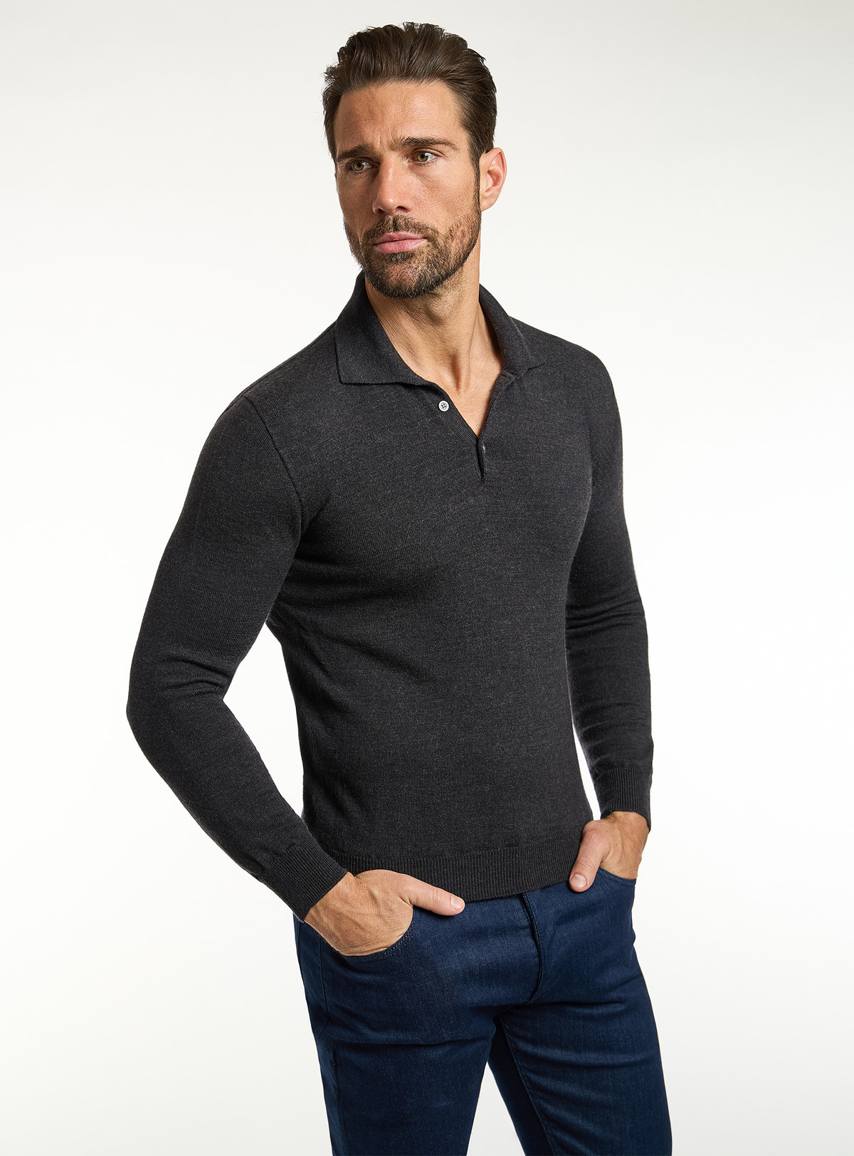 Pulover Consiglieri negru cu guler polo și jeans bleumarin