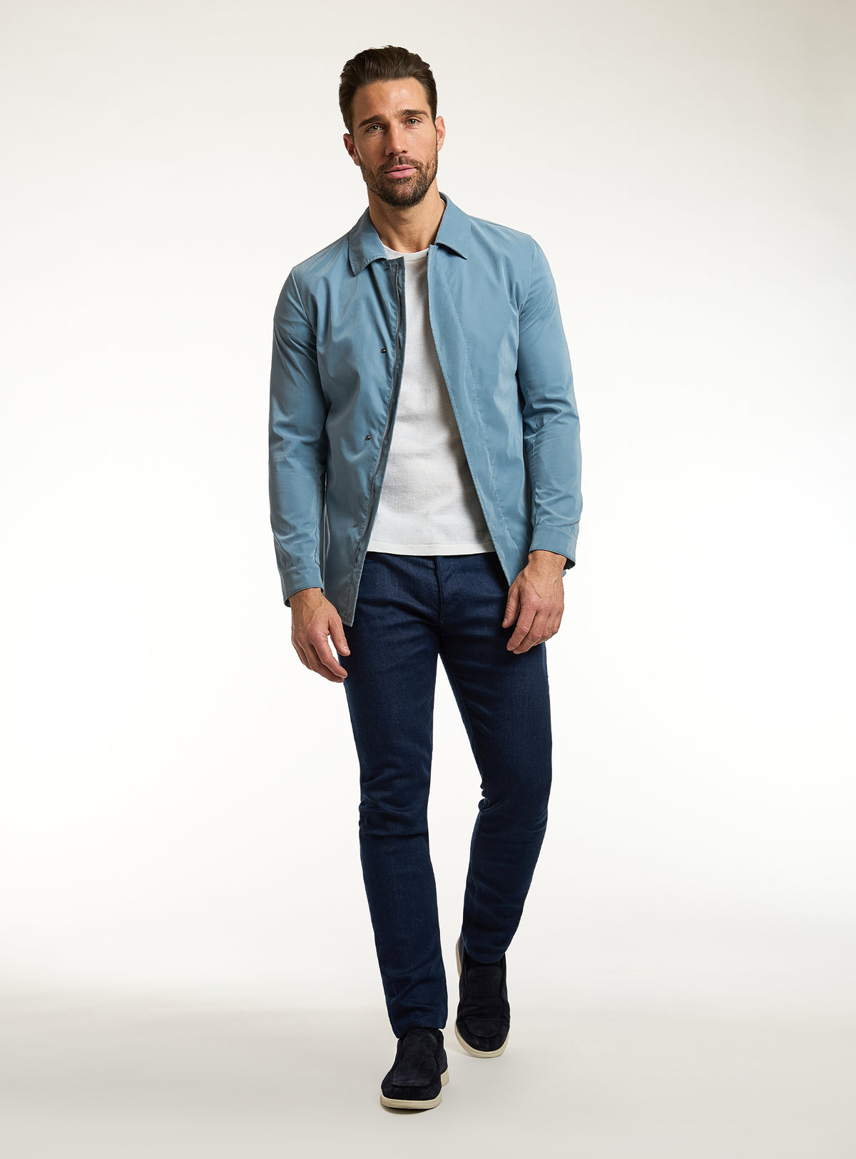 Jachetă Consiglieri albastru deschis cu guler clasic, tricou alb și jeans bleumarin