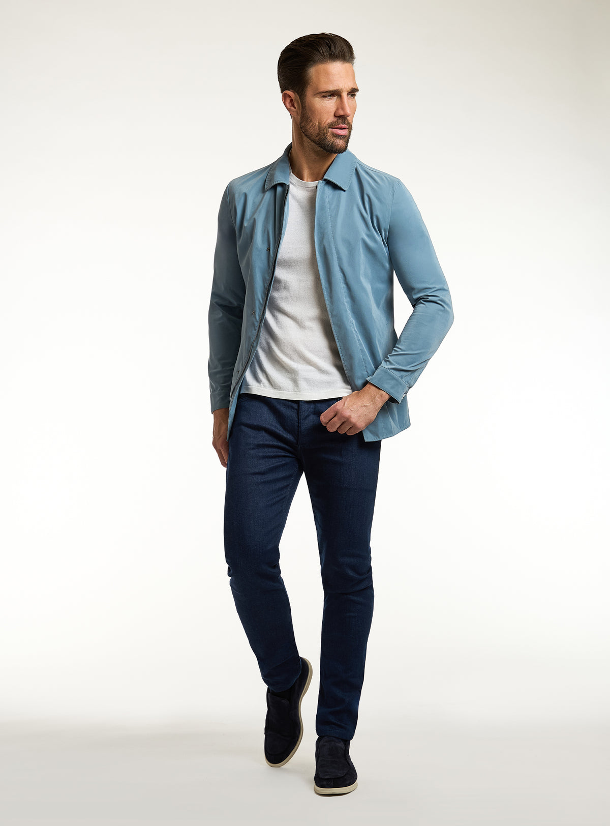 Jachetă Consiglieri albastru deschis cu guler clasic, tricou alb și jeans bleumarin