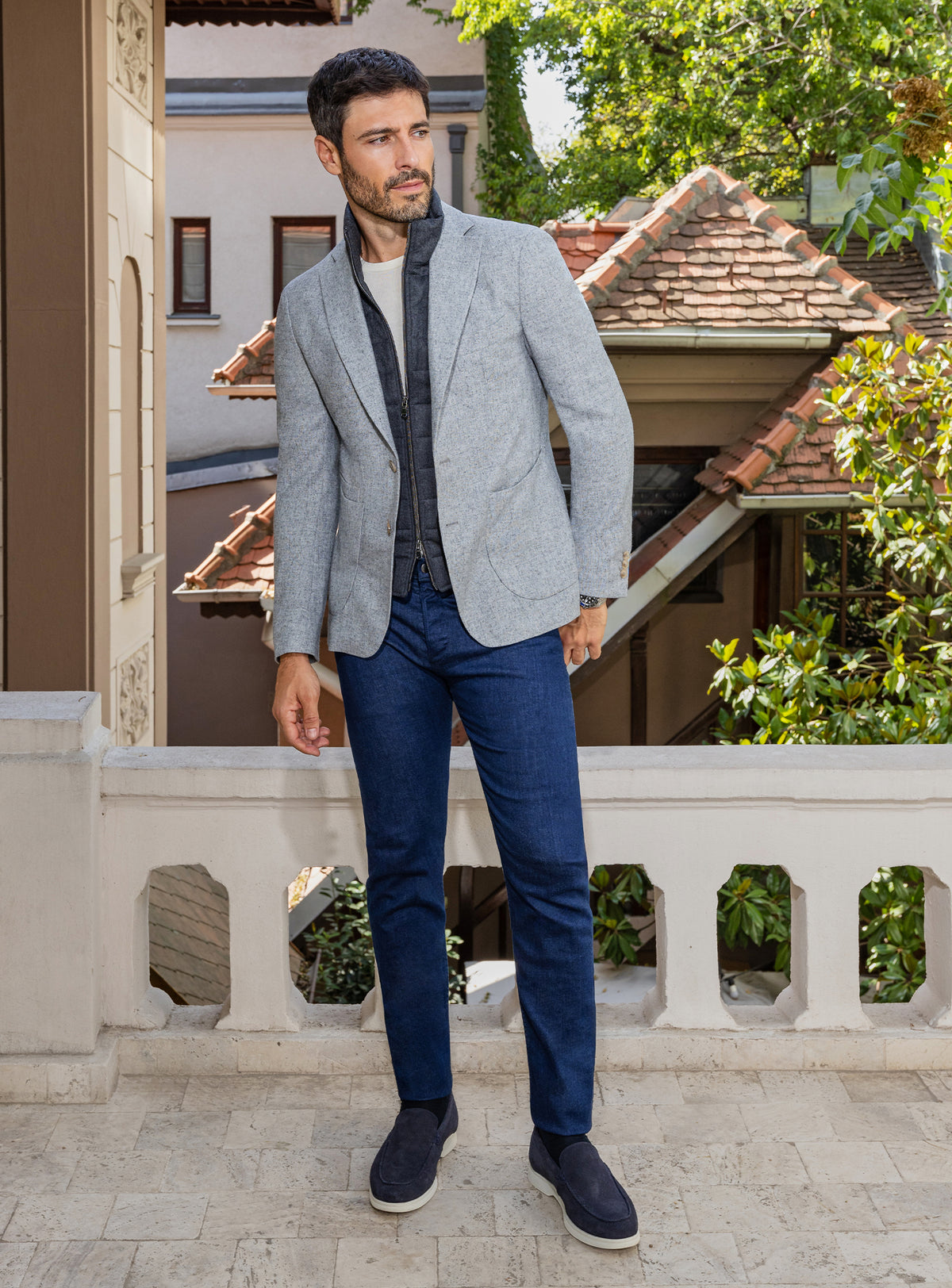Jeanși bleumarin Consiglieri, cu sacou gri deschis și helancă închisă
