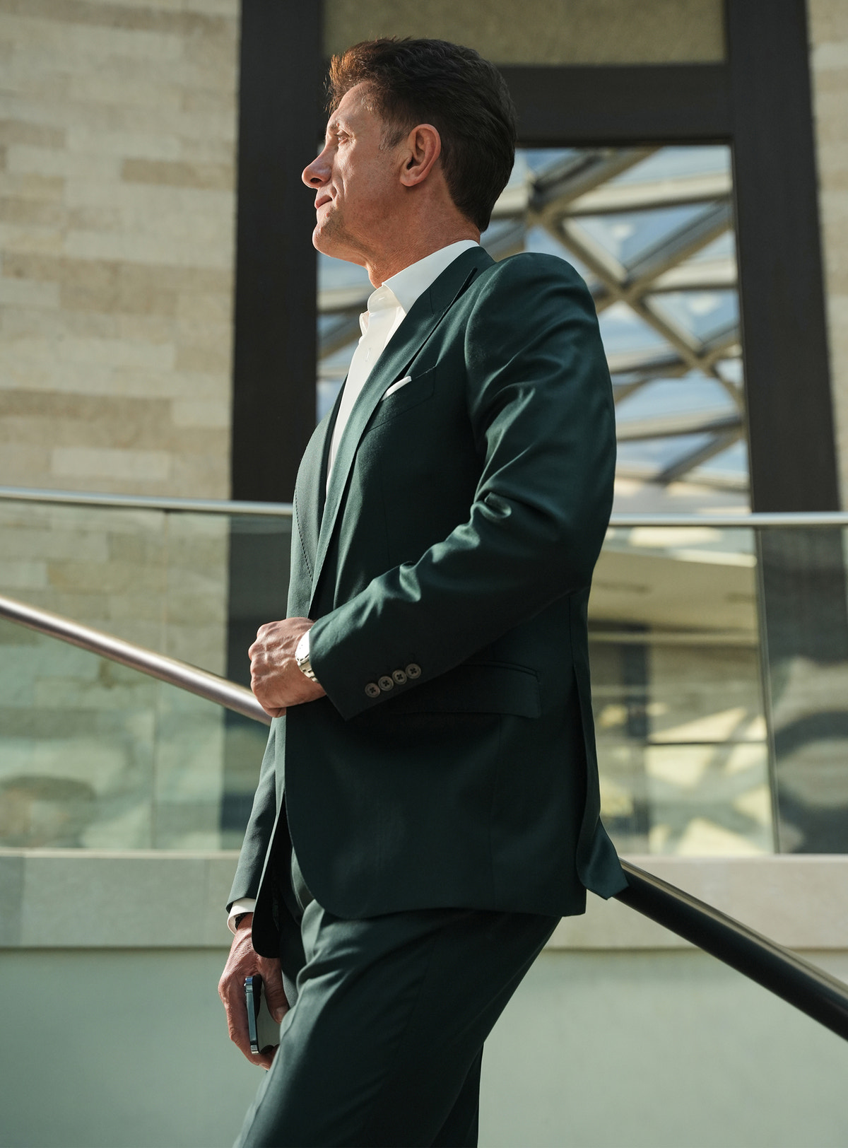 Linia laterală a unui sacou verde închis Consiglieri, cu cămașă albă