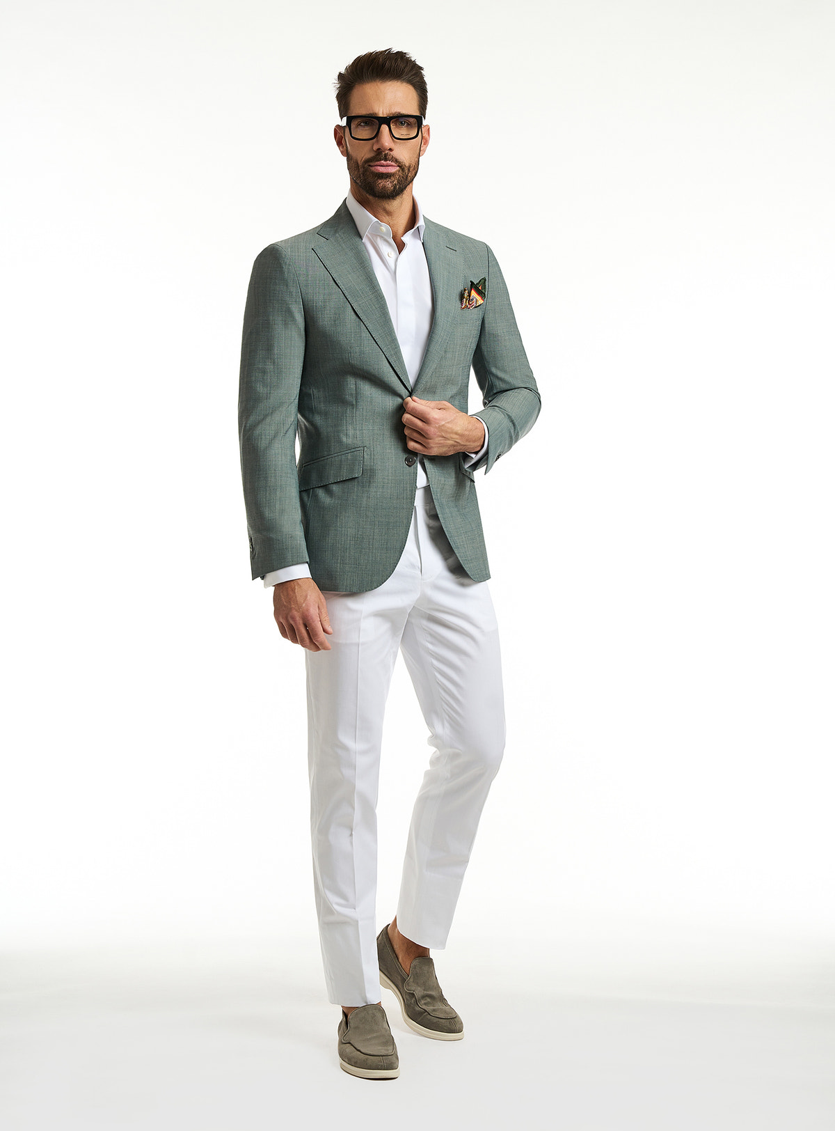 Sacou Torino Chic Consiglieri verde salvie, cu cămașă albă și pantaloni albi