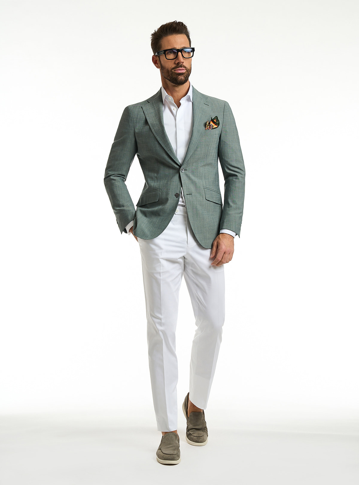 Sacou Torino Chic Consiglieri verde salvie, cu cămașă albă și pantaloni albi