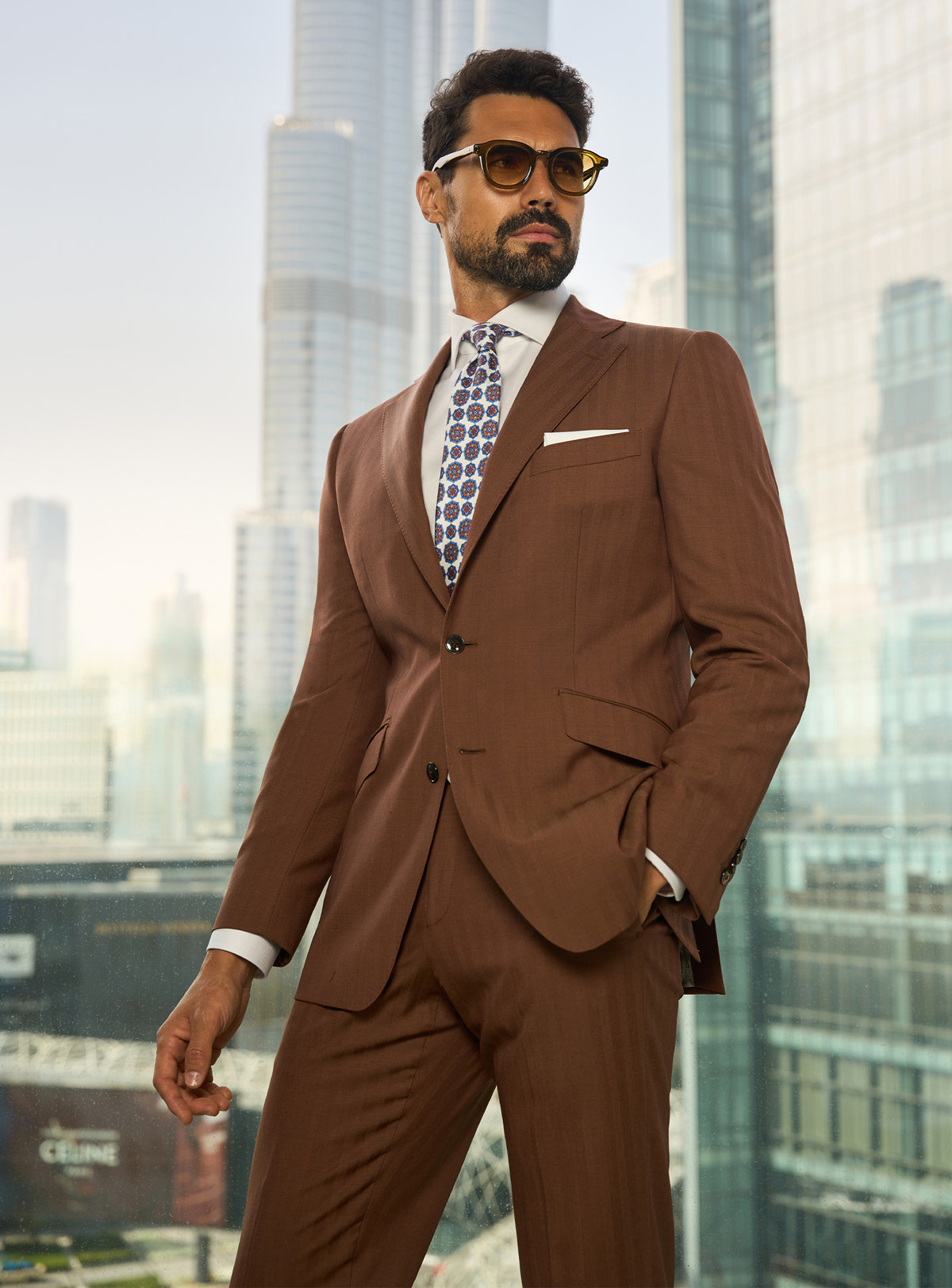 Costum Prestige Elegance Consiglieri maro cu cămașă albă, cravată cu imprimeu și batistă albă