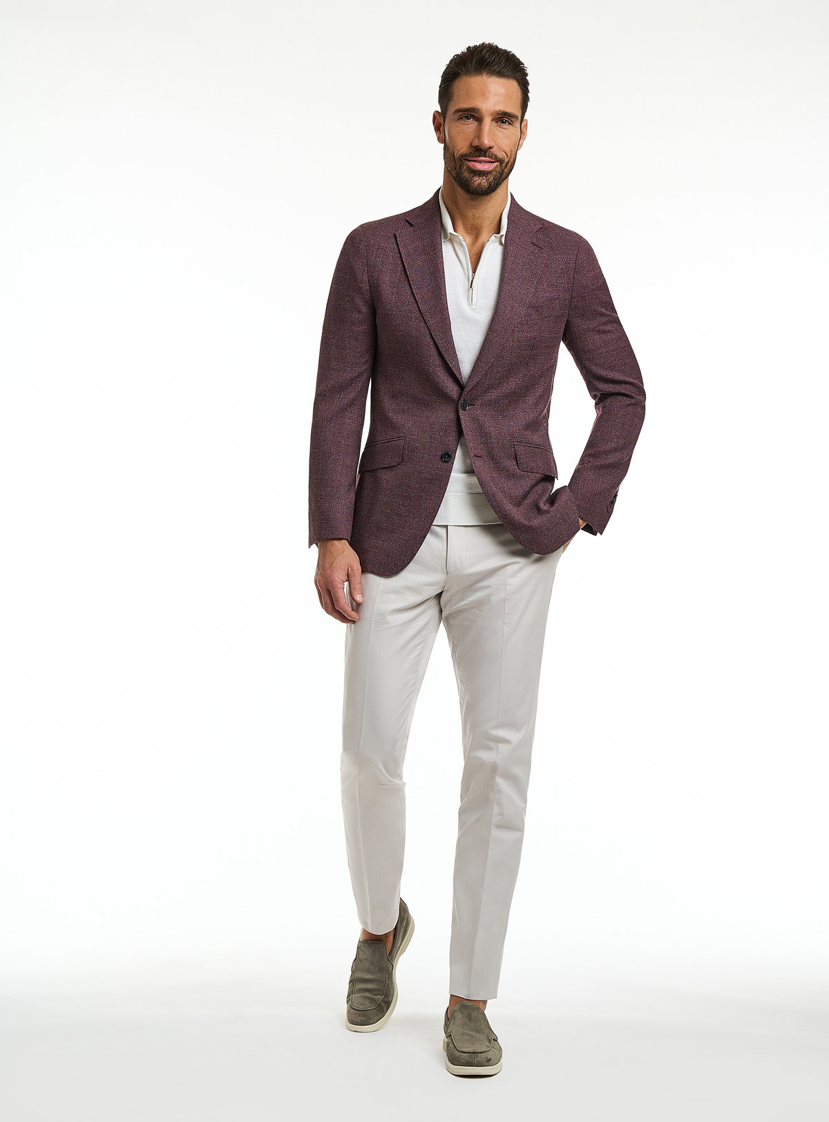 Sacou Consiglieri bordo cu cămașă albă și pantaloni gri deschis