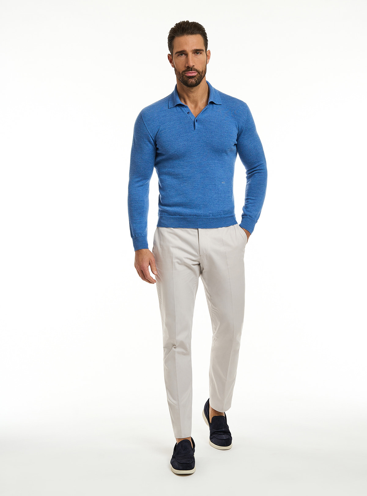 Pulover Consiglieri albastru cu guler polo și pantaloni gri deschis