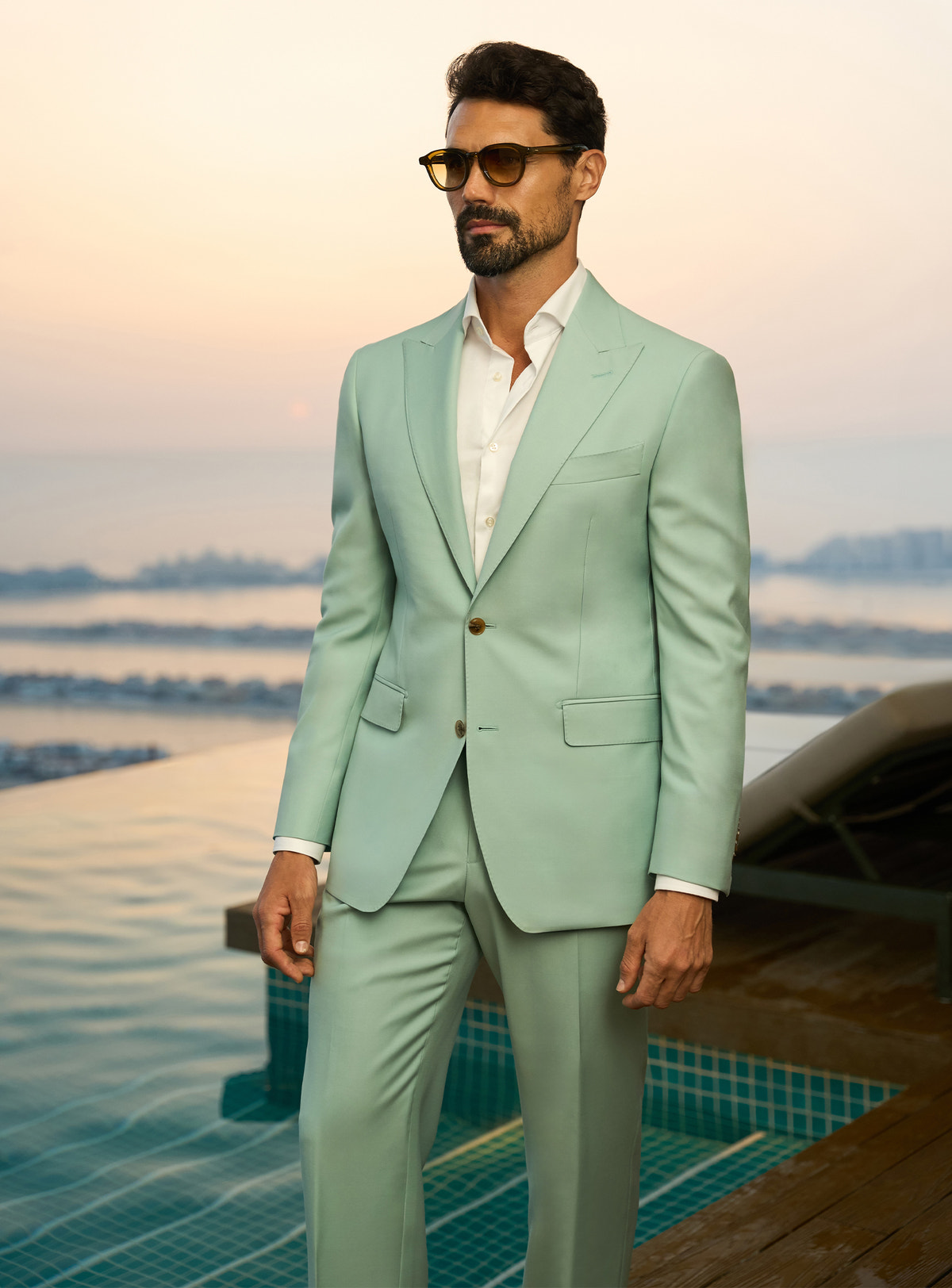 Costum Sapphire Sophistication Consiglieri verde mentă cu cămașă albă, lângă o piscină
