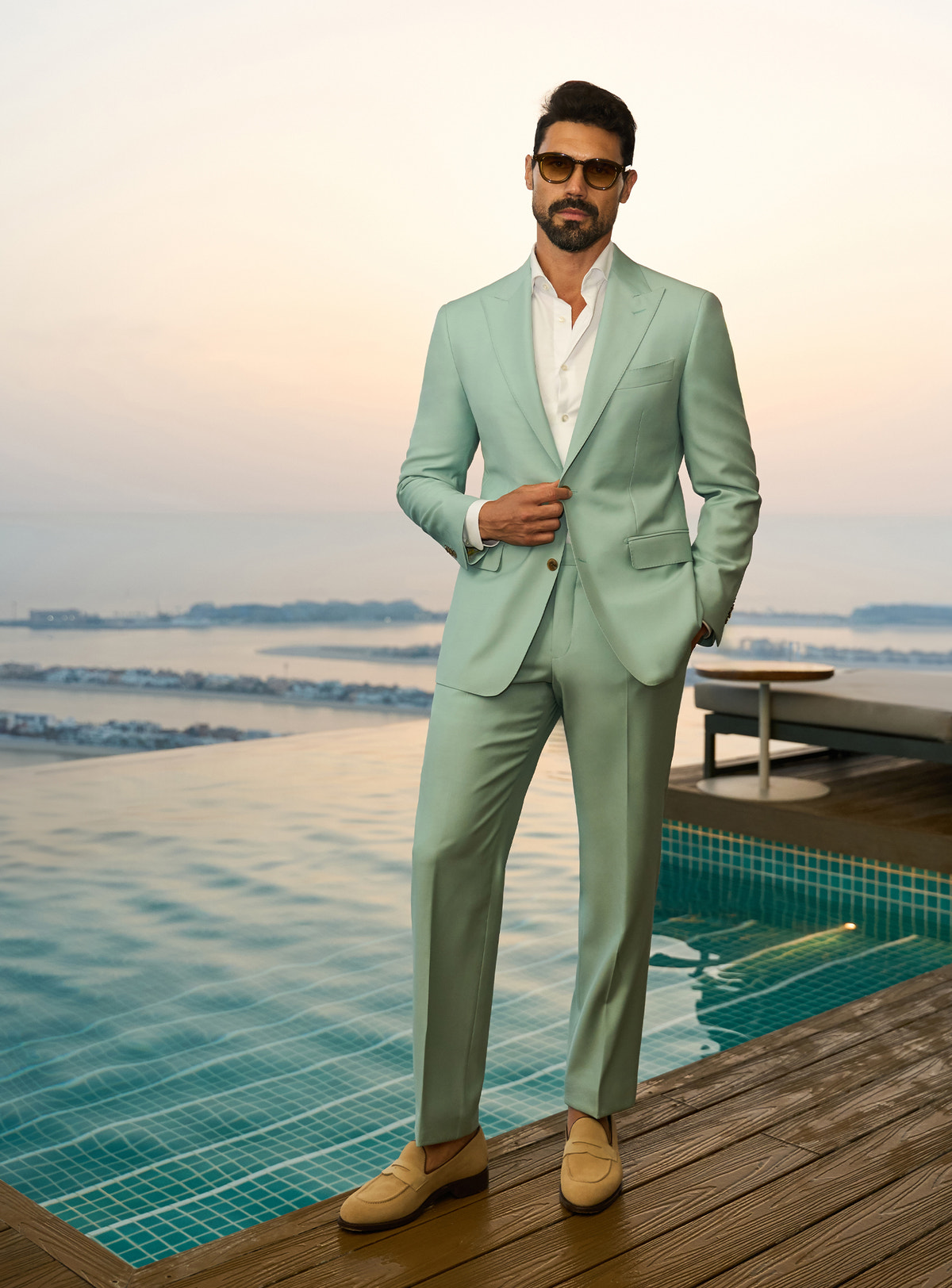 Costum Sapphire Sophistication Consiglieri verde mentă cu cămașă albă, lângă o piscină