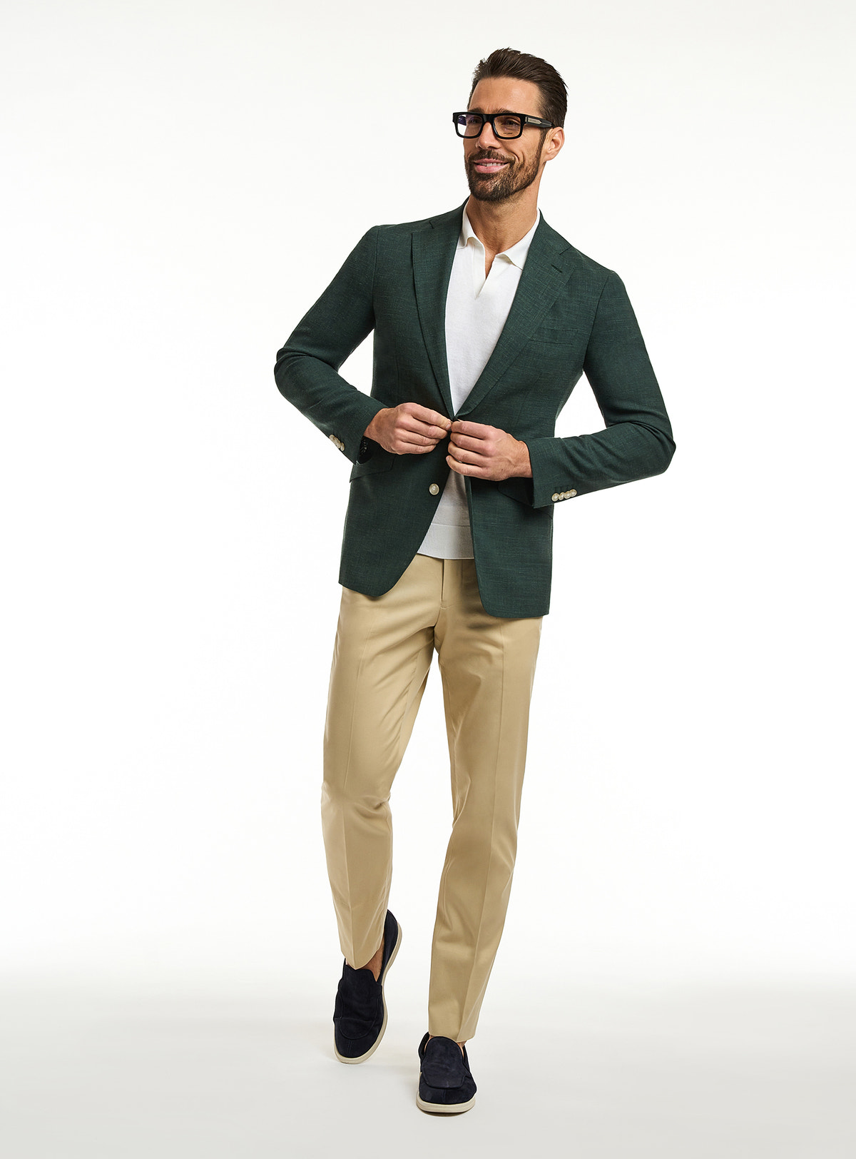 Sacou Consiglieri verde închis cu polo alb și pantaloni bej