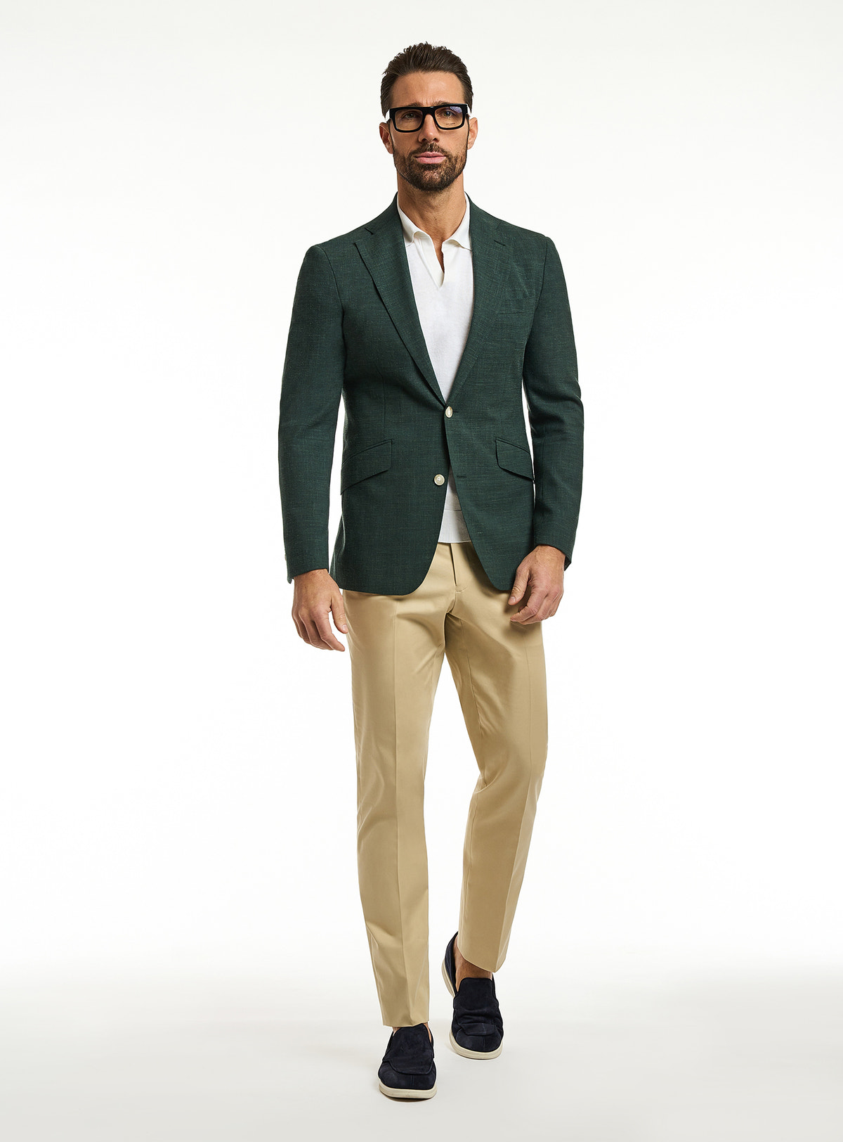 Sacou Consiglieri verde închis cu polo alb și pantaloni bej