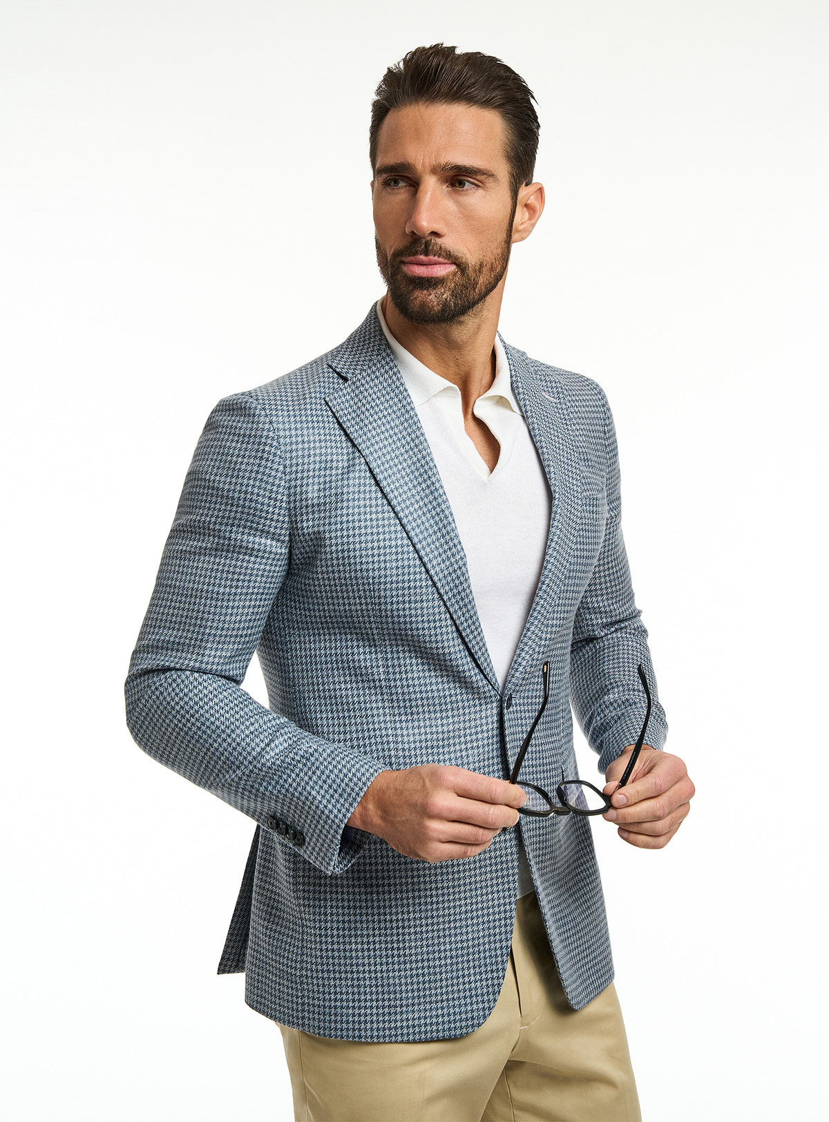 Sacou Consiglieri gri deschis cu desen fin, polo alb și pantaloni bej