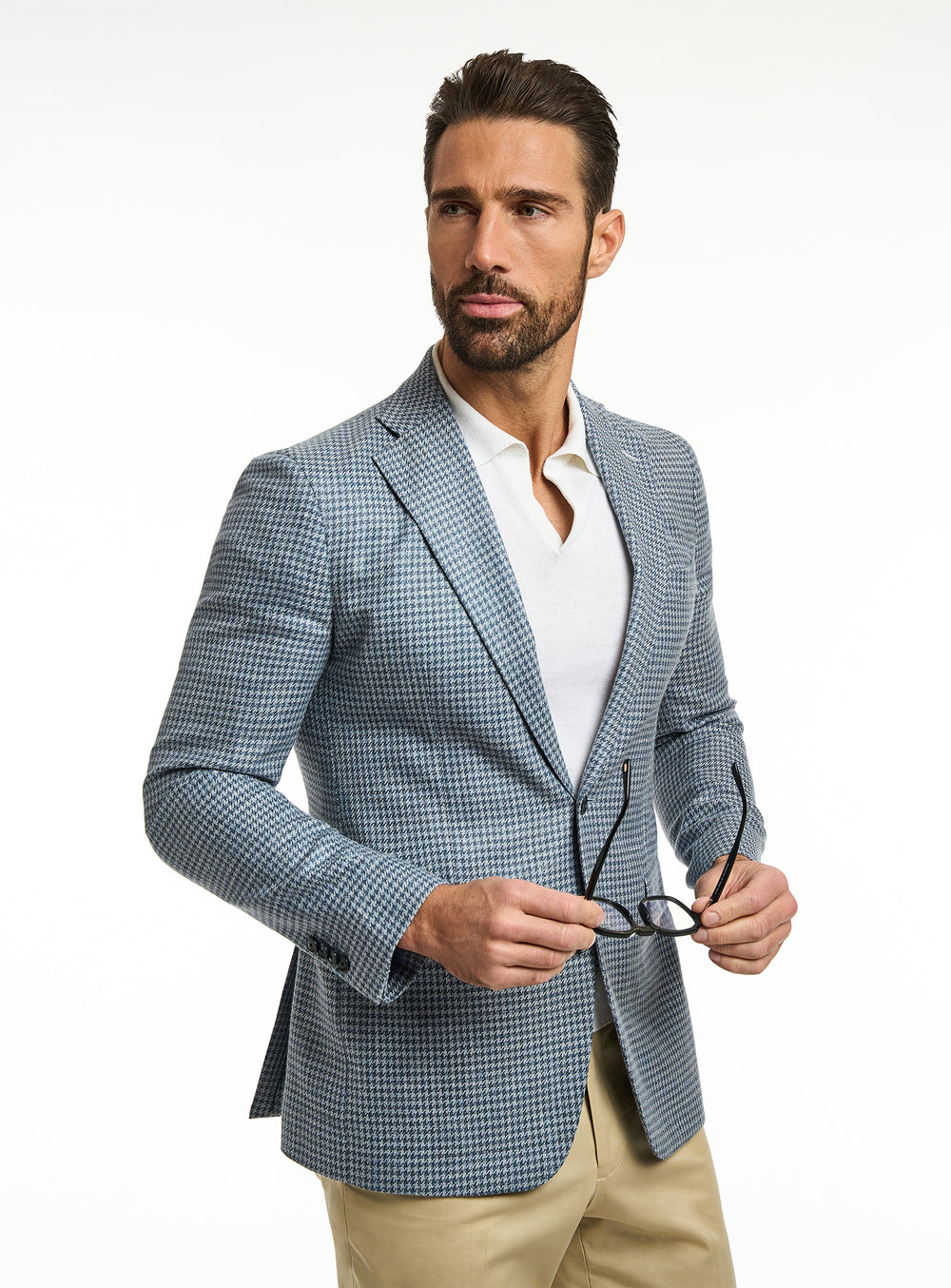 Sacou Consiglieri gri deschis cu desen fin, polo alb și pantaloni bej