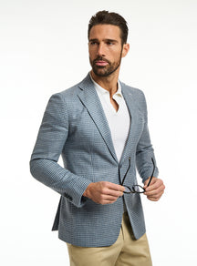 Sacou Consiglieri gri deschis cu desen fin, polo alb și pantaloni bej