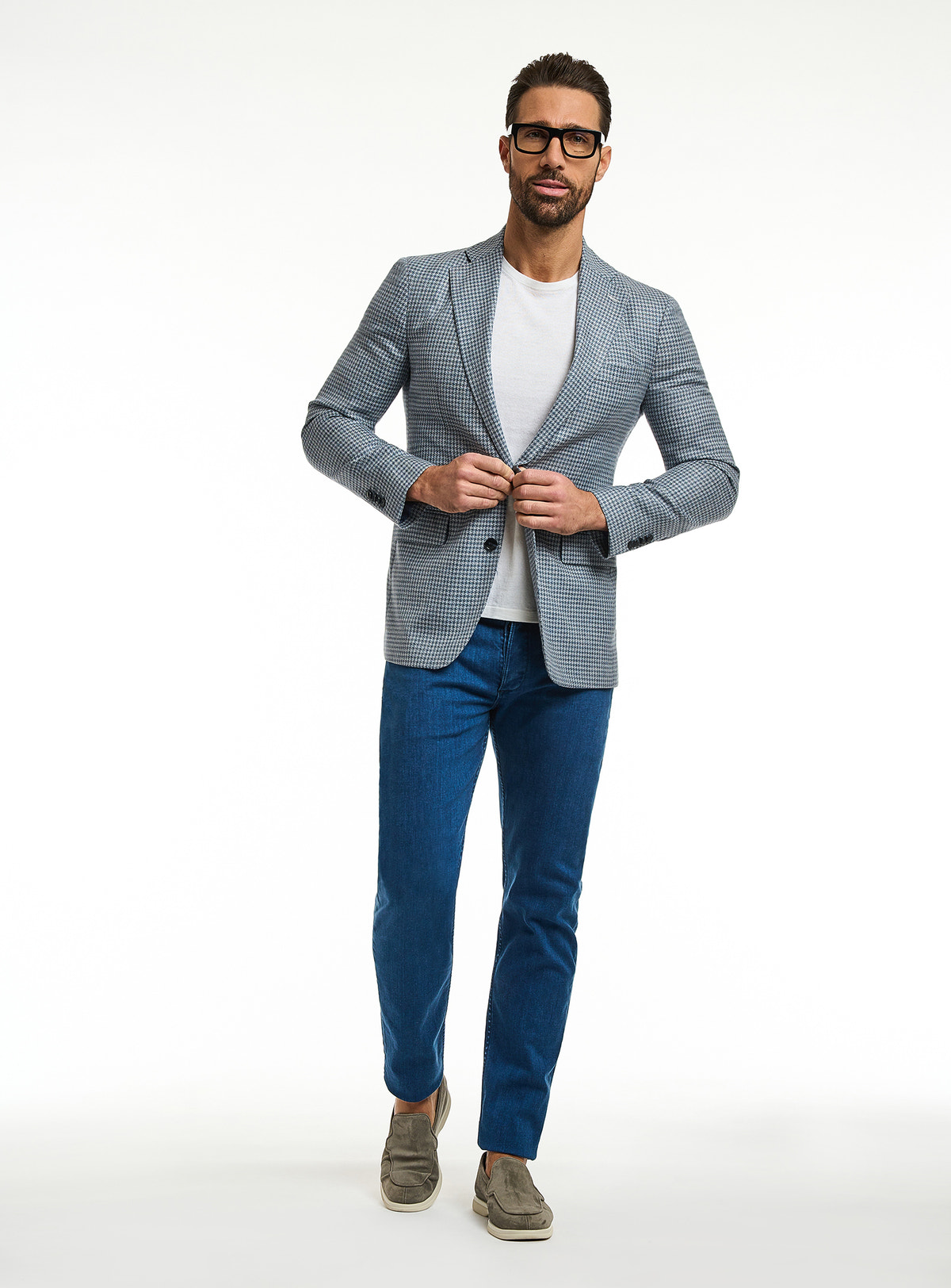 Sacou Consiglieri gri deschis cu desen fin, tricou alb și jeans albaștri