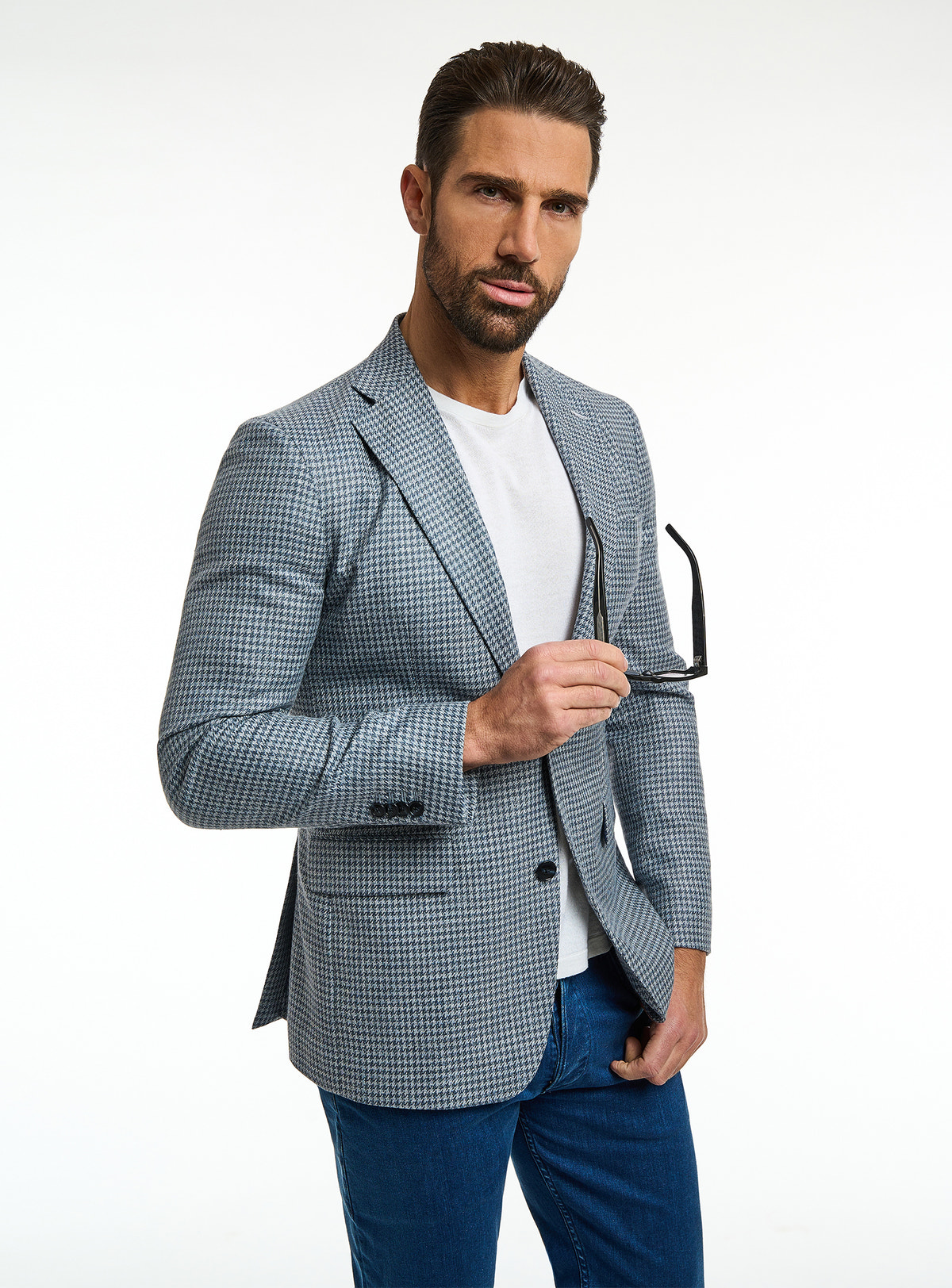 Sacou Consiglieri gri deschis cu desen fin, tricou alb și jeans albaștri