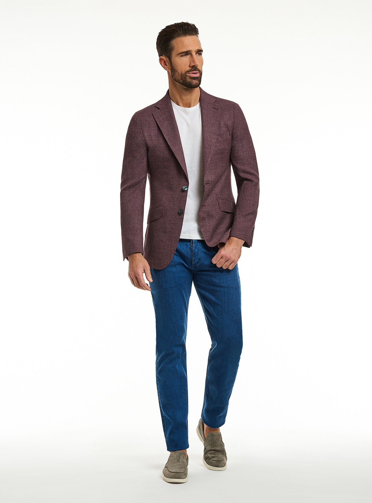 Sacou Consiglieri bordo cu tricou alb și jeans albaștri
