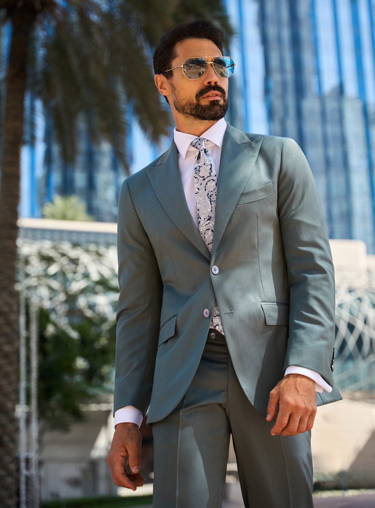 Costum Imperial Essence Consiglieri verde-gri cu cămașă albă și cravată cu imprimeu