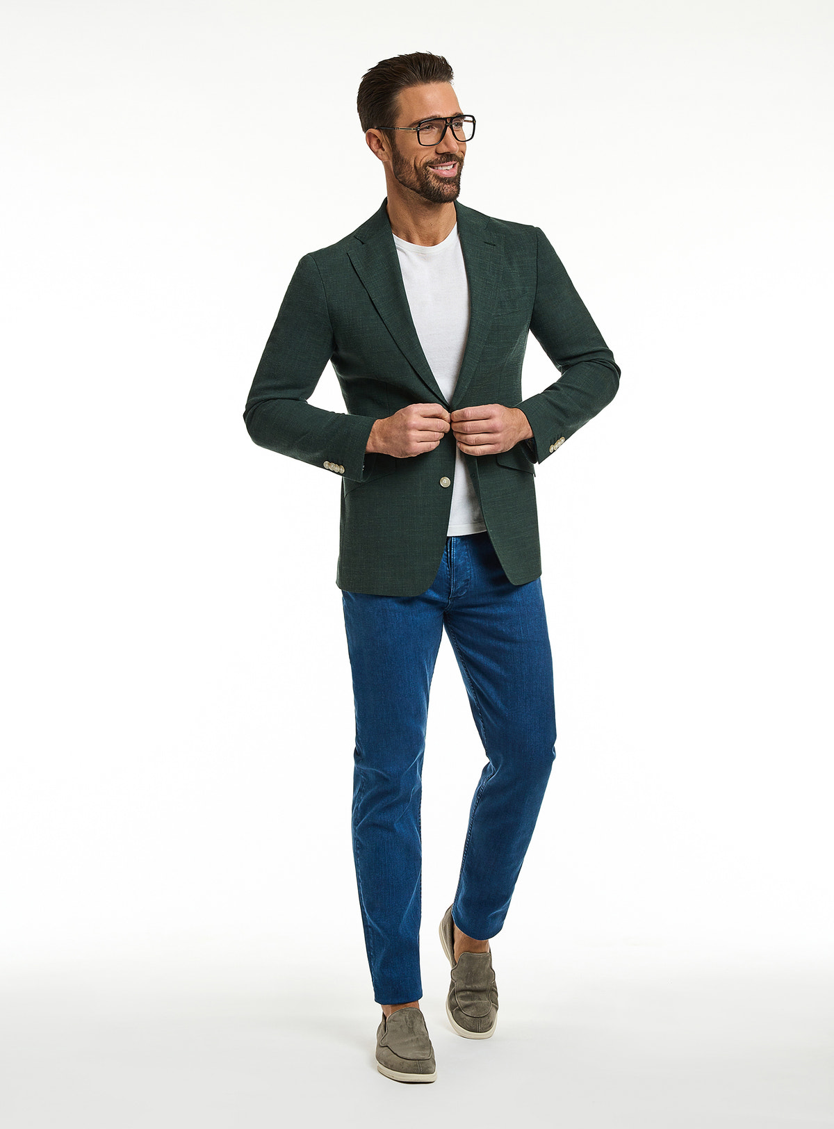Sacou Consiglieri verde închis cu tricou alb și jeans albaștri