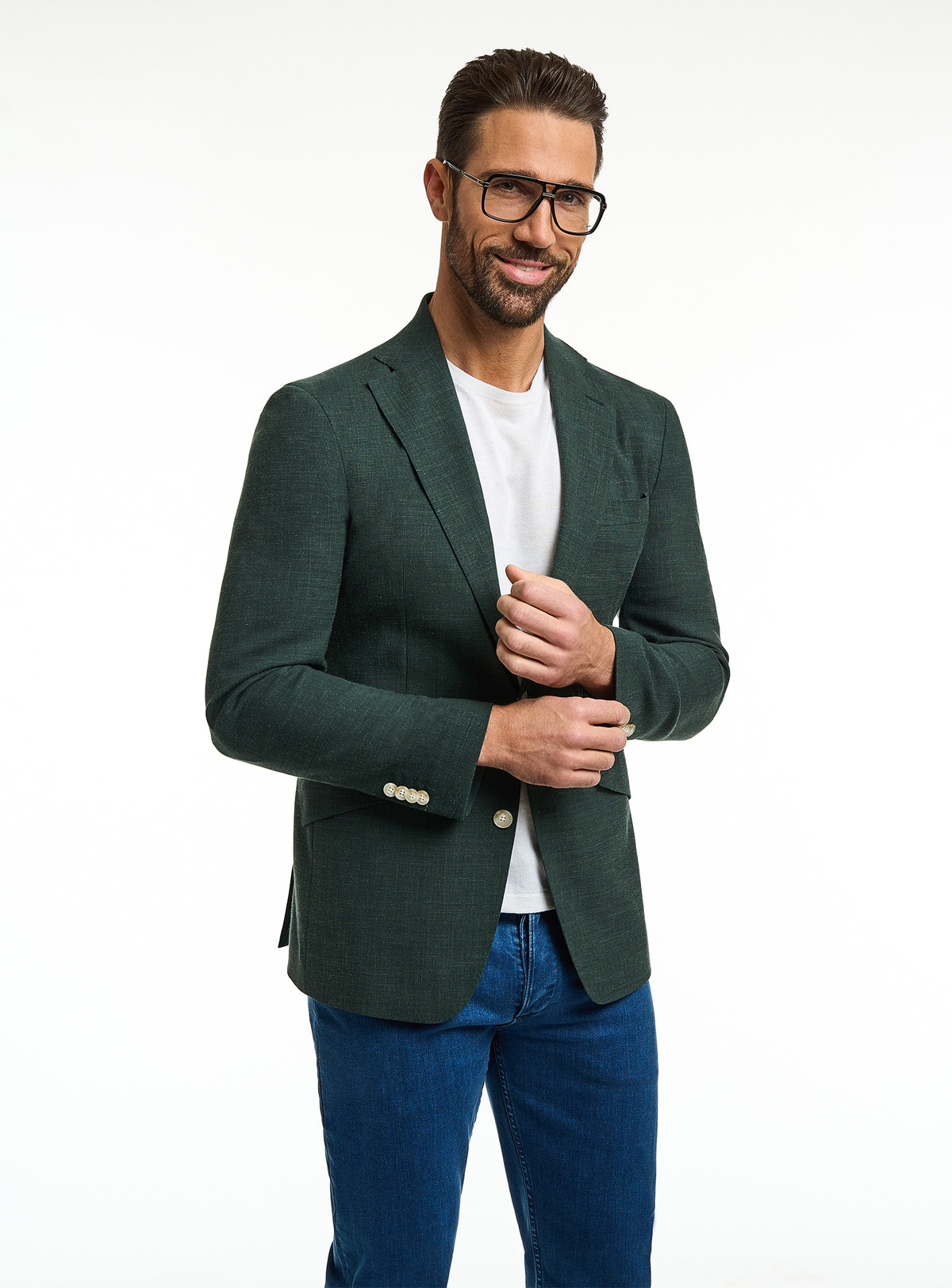Sacou Consiglieri verde închis cu tricou alb și jeans albaștri