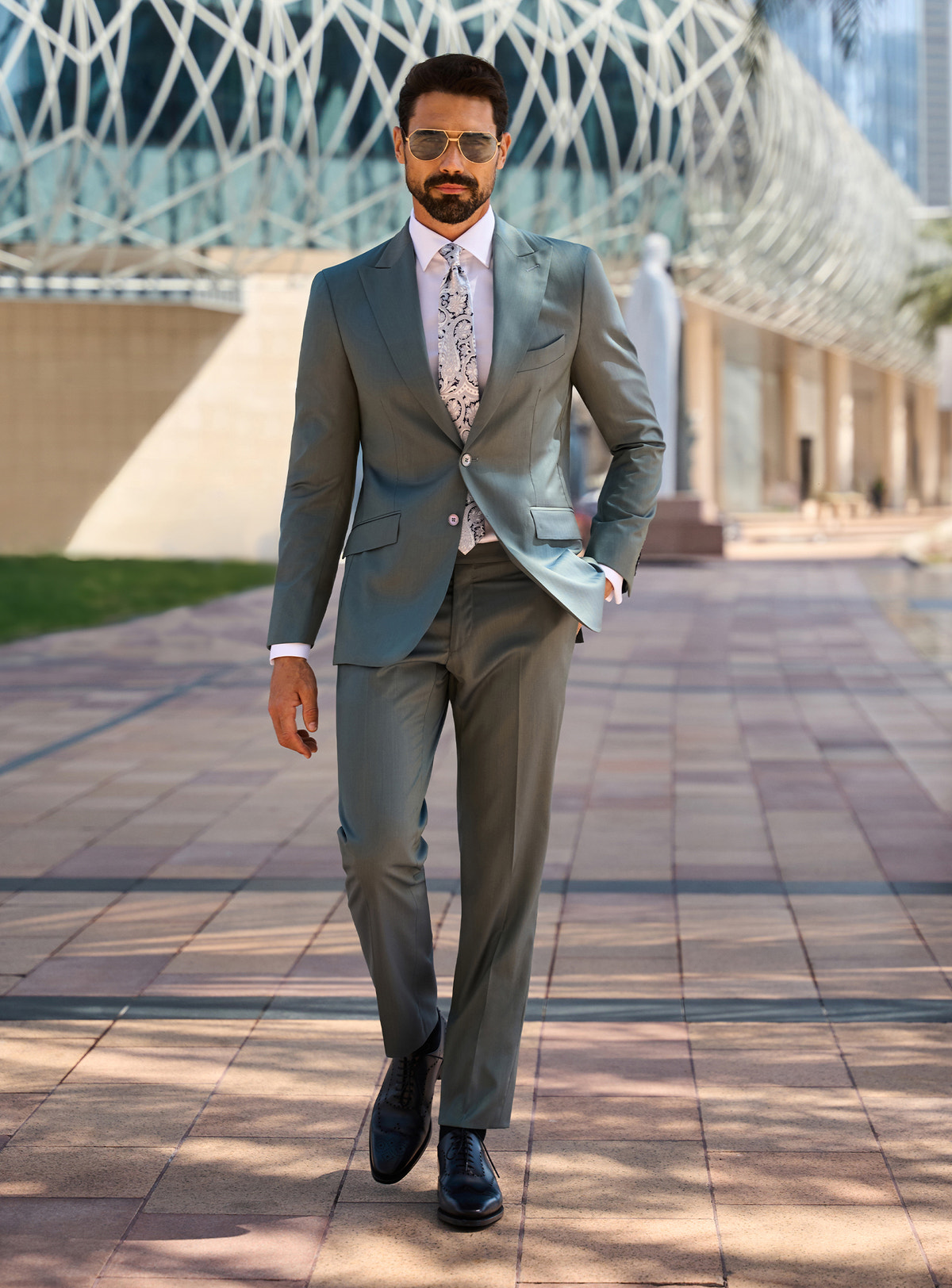 Costum Imperial Essence Consiglieri verde-gri cu cămașă albă și cravată cu imprimeu