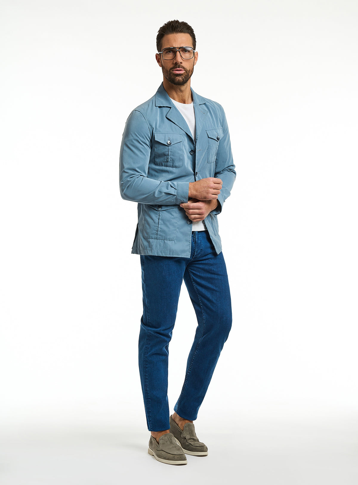 Jeans Consiglieri albaștri cu jachetă albastru deschis și tricou alb