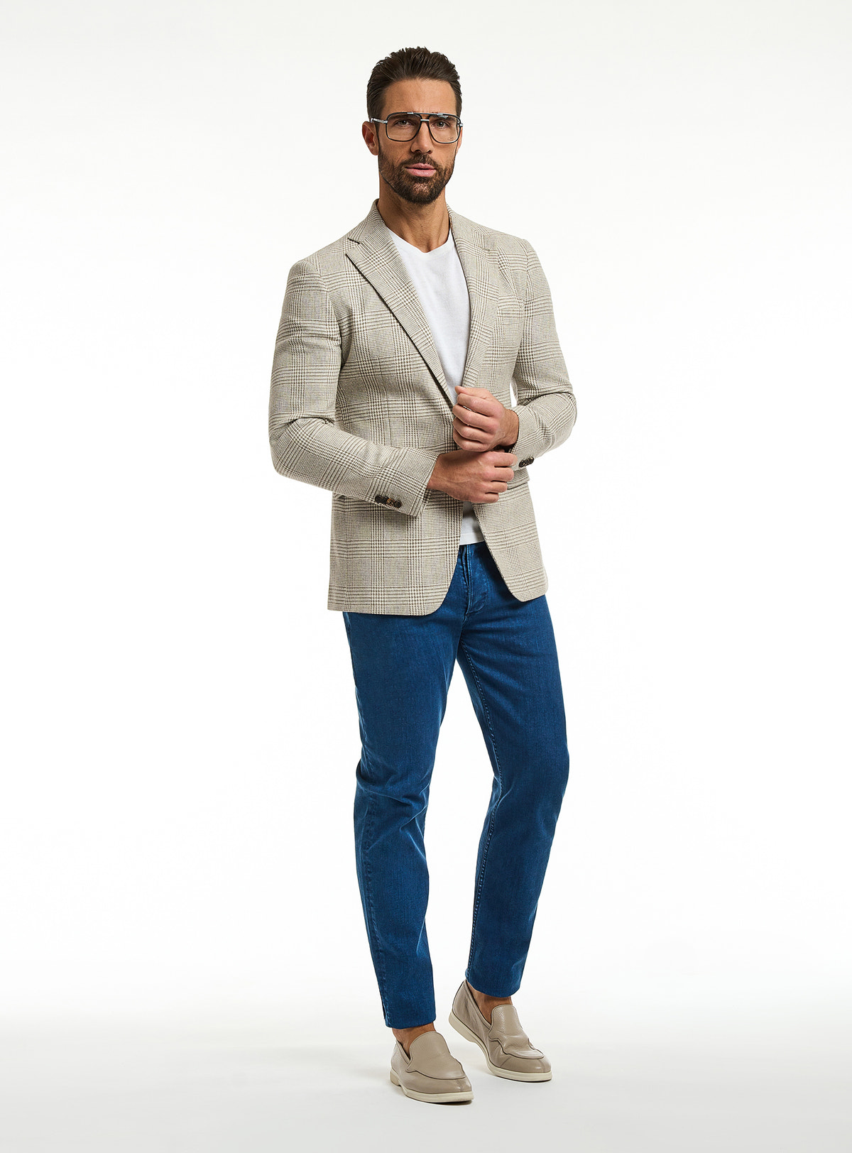 Sacou Consiglieri bej deschis cu tricou alb și jeans albaștri