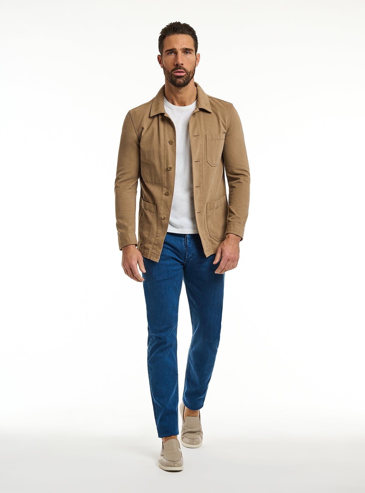 Jeans Consiglieri albaștri cu jachetă camel și tricou alb