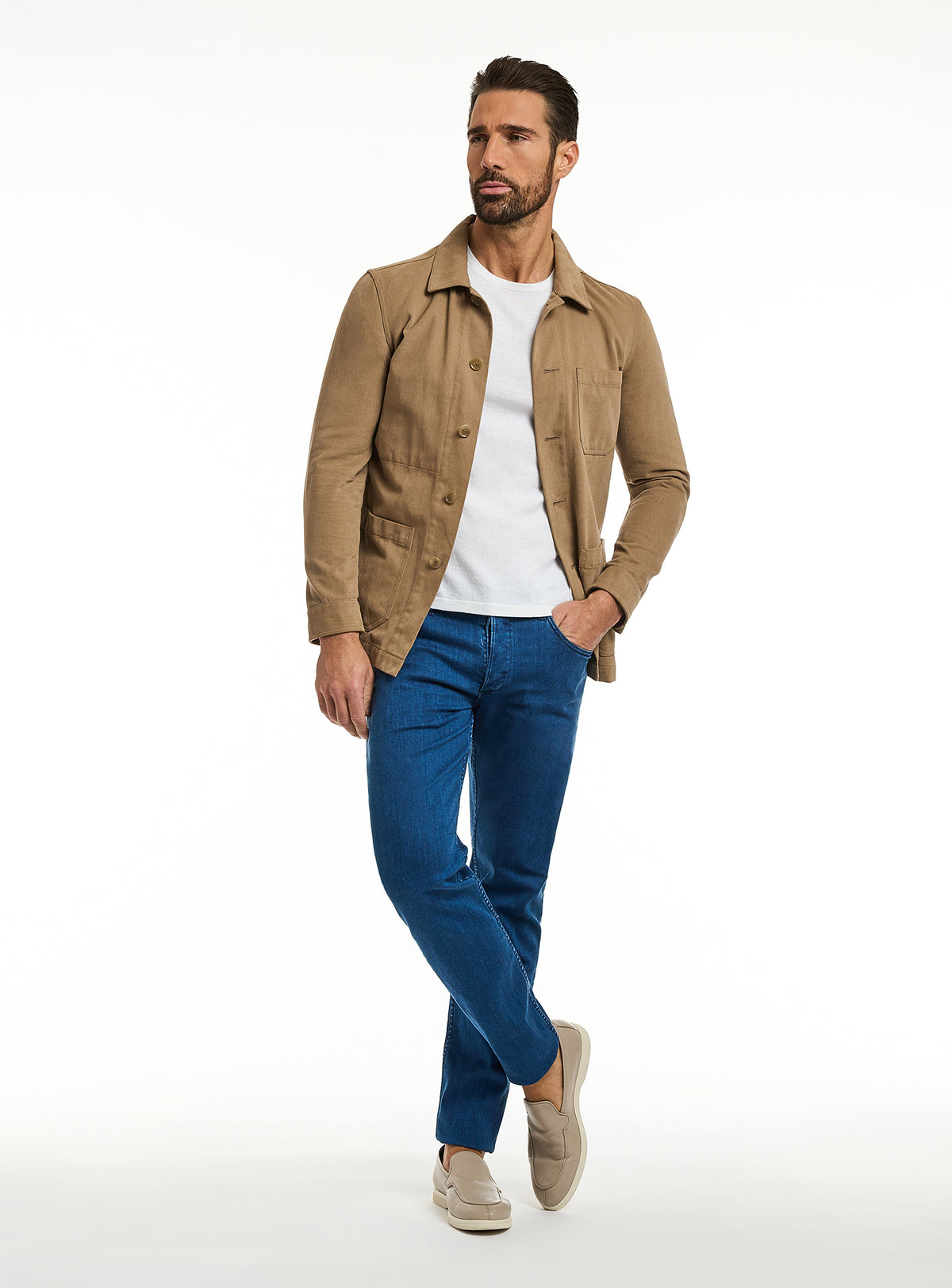 Jeans Consiglieri albaștri cu jachetă camel și tricou alb