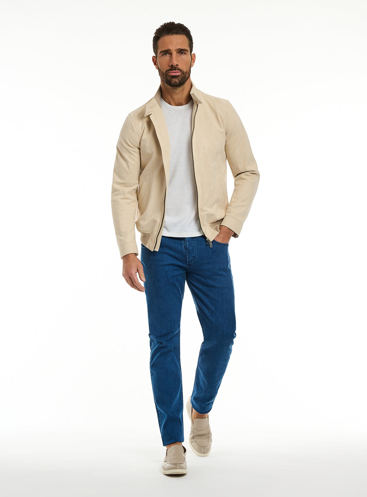 Jeans Consiglieri albaștri cu jachetă crem și tricou alb