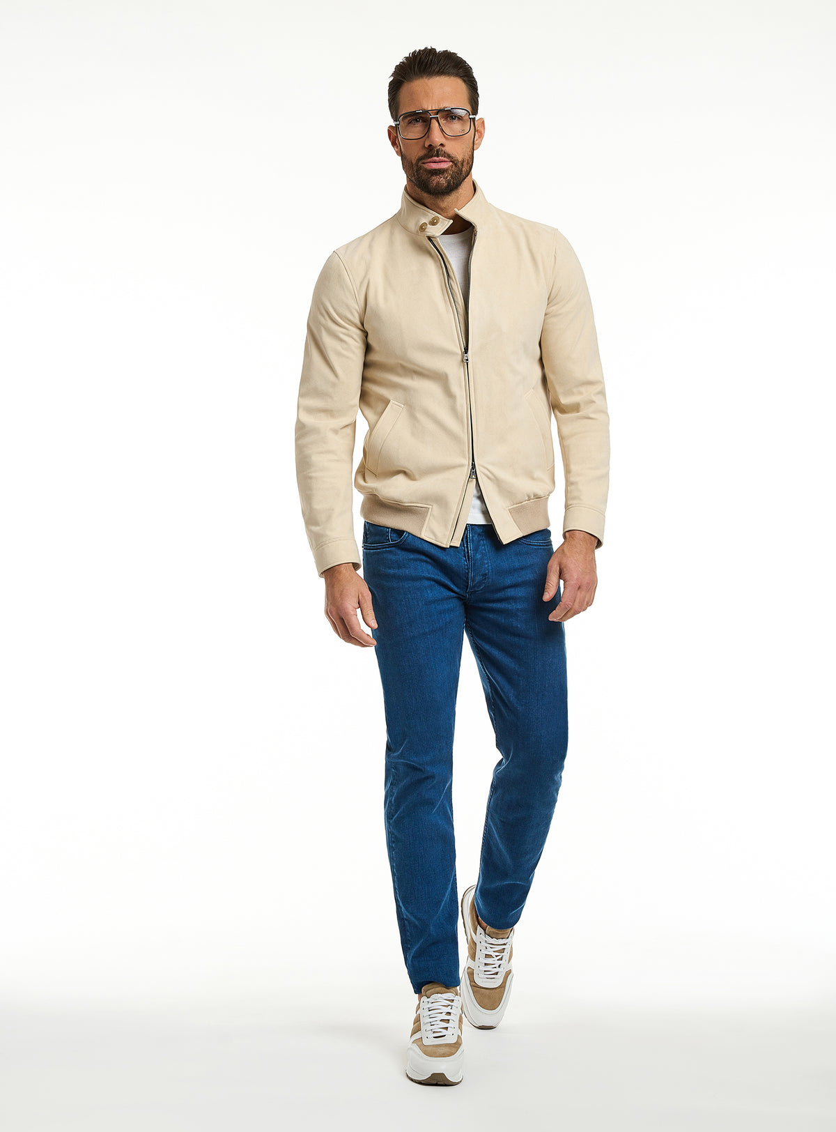 Jeans Consiglieri albaștri cu jachetă crem și tricou alb