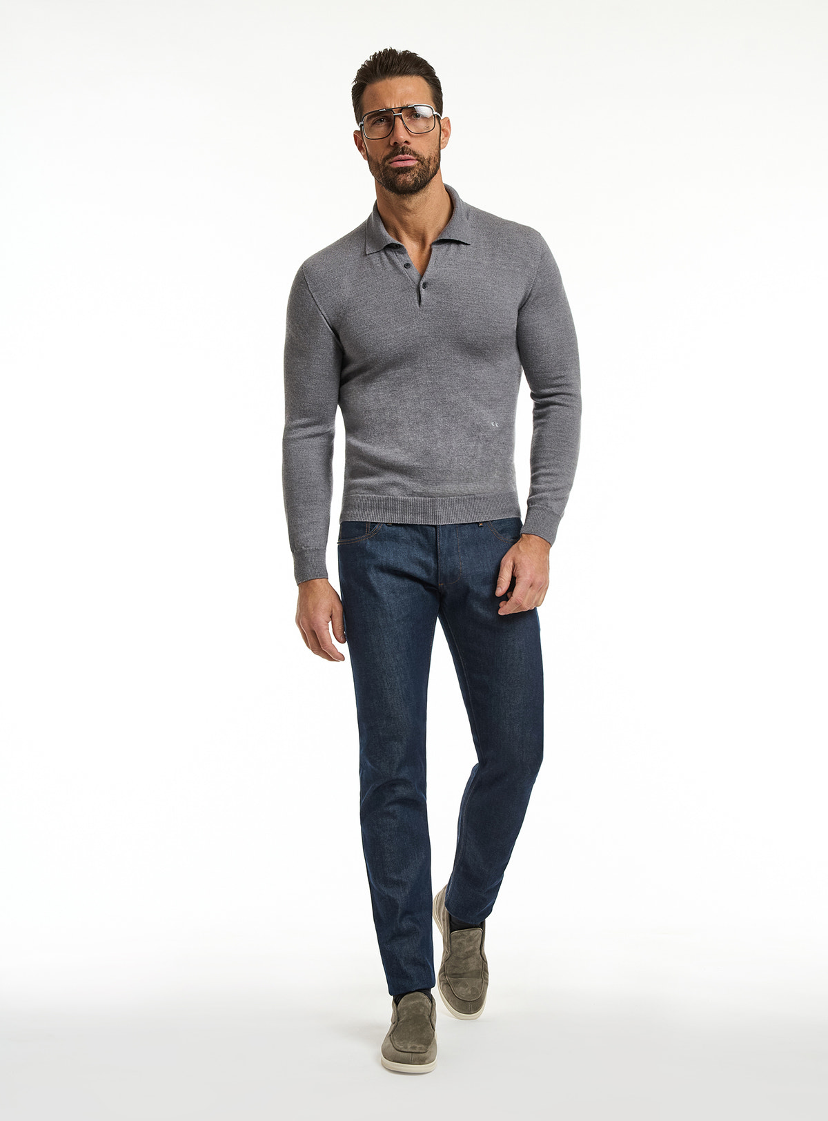 Pulover Consiglieri gri cu guler polo și jeans albaștri