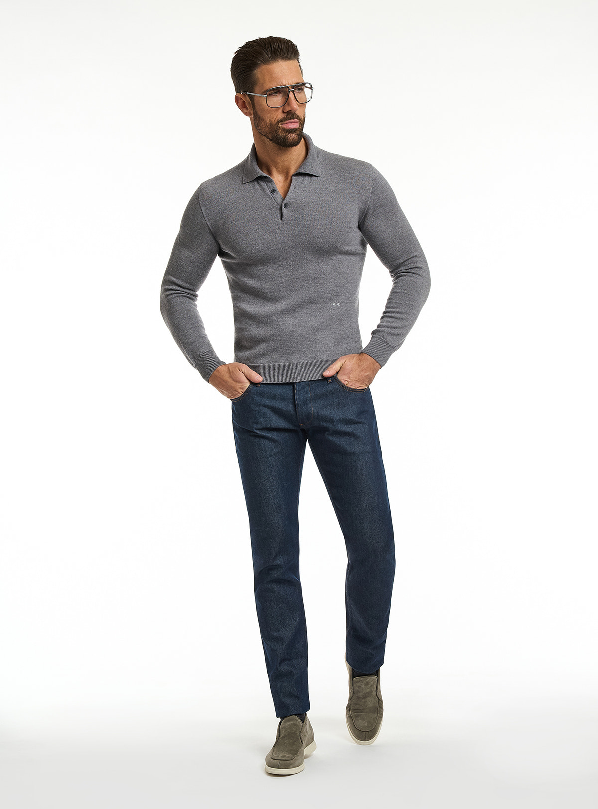 Pulover Consiglieri gri cu guler polo și jeans albaștri