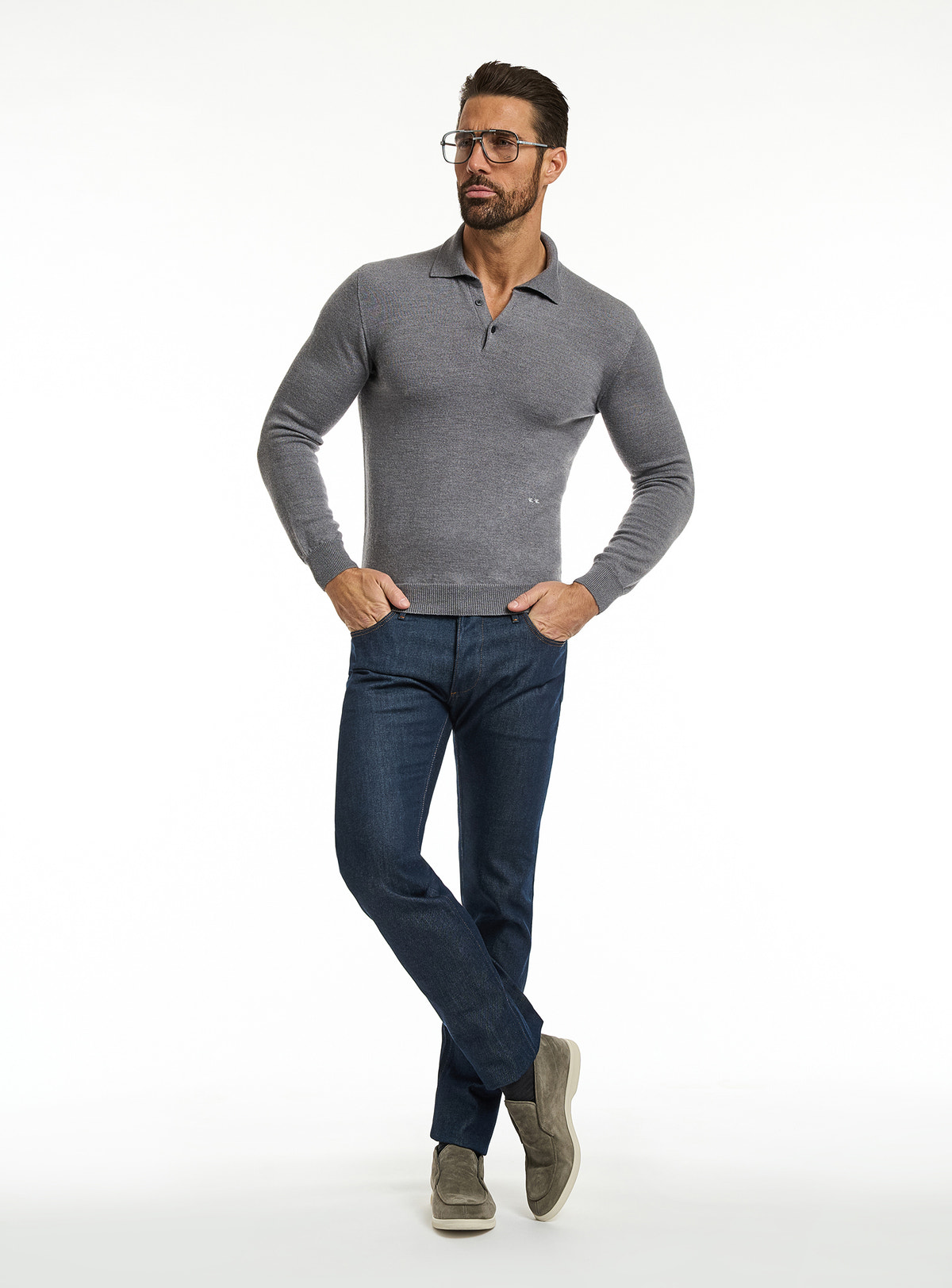 Pulover Consiglieri gri cu guler polo și jeans albaștri
